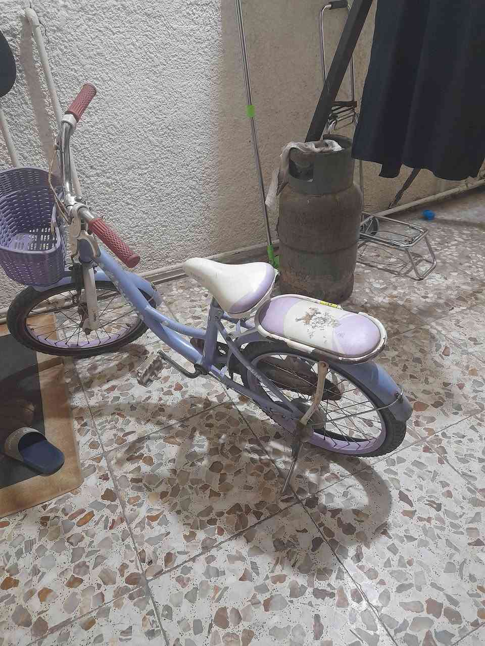 بايسكل حجم ١٨ بسعر ٣٠ طالبيه ***********
