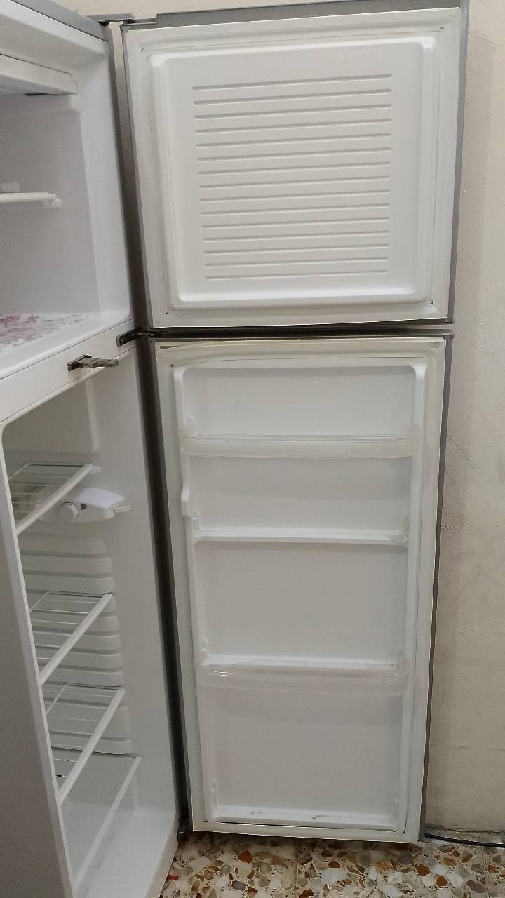 ثلاجه نضيفه تجميد فول فقط ضرر رفوف 130بيهه مجال ***********الاستفسار

