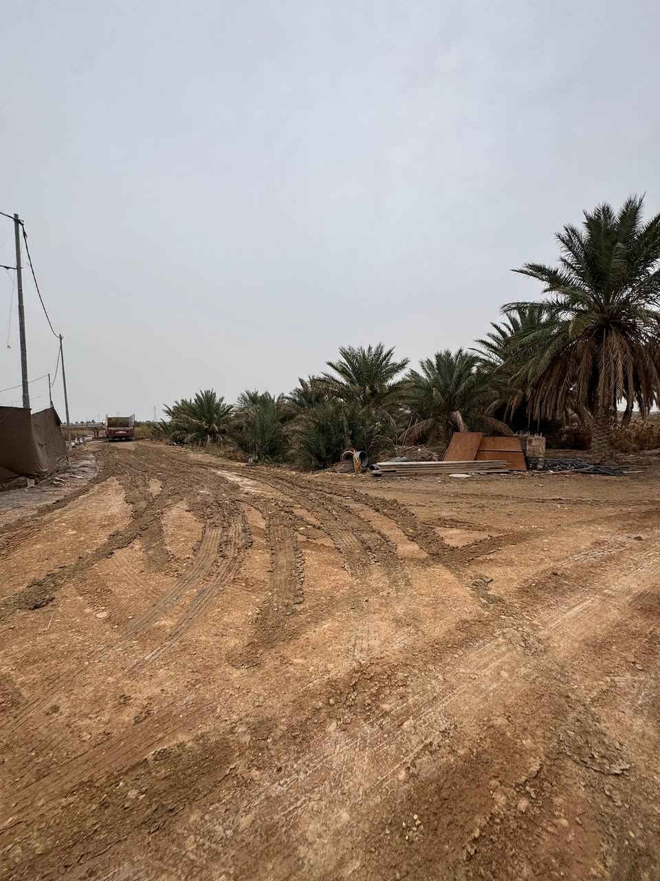 السلام عليكم ورحمة الله
للبيع
٥ دوانم  الواجه ١٠٠ متر
وبيه ٤ ابيوت سكنيه  معا ١٠٠ نخله نص النخل مثمر 
ماء، محوله كامله فقط مخصوص اله
السعر الكلي ١٤٠ 
العنوان كوت حي الحكيم قرب سيطرة كوت عماره
للأستفسار
***********
***********
