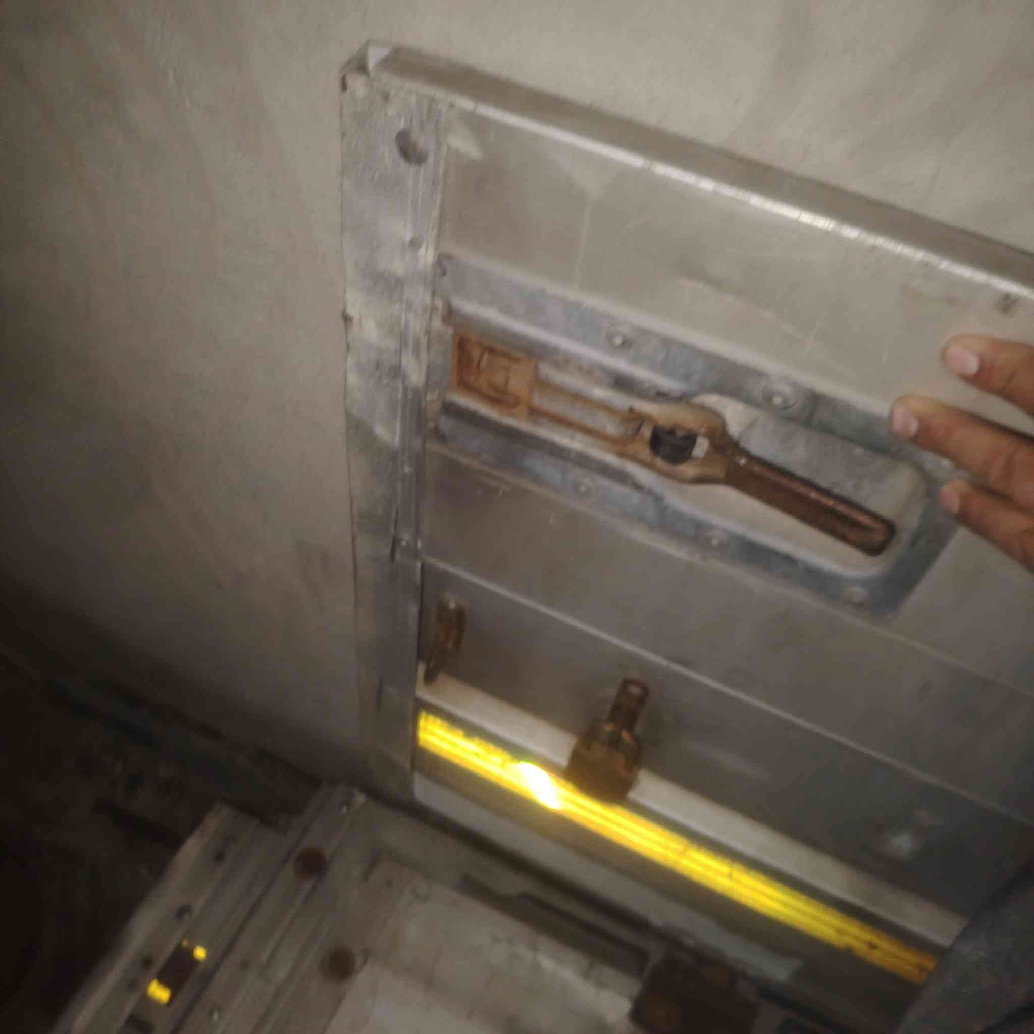 السلام عليكم اجناب للبيع ارتفاع   بدون باب خلفي  *********** ولسعر  ١٠ ورقه وبيه مجال
