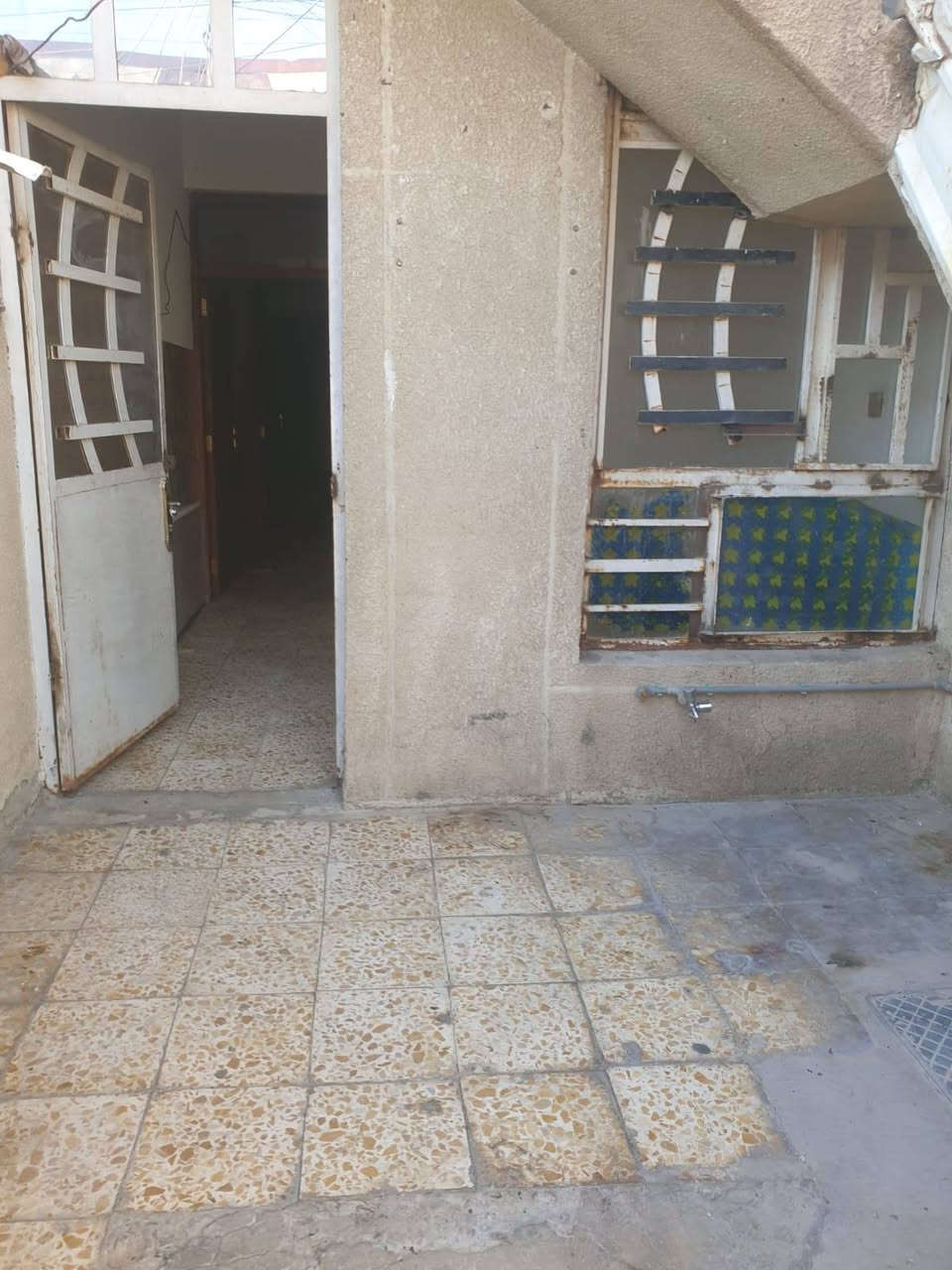 السلام عليكم مشتمل للأيجار طابق ارضي يحتوي على طرمة واستقبال وحولي ومطبخ وصحيات منفصلة ومنور وغرفة نوم واحدة
الموقع.  الشعب حي التجار 
السعر.  400 
للأستفسار.  ‏‪ ***********‬‏
السلام عليكم مشتمل للأيجار طابق ارضي يحتوي على طرمة واستقبال وحولي ومطبخ وصحيات منفصلة ومنور وغرفة نوم واحدة
