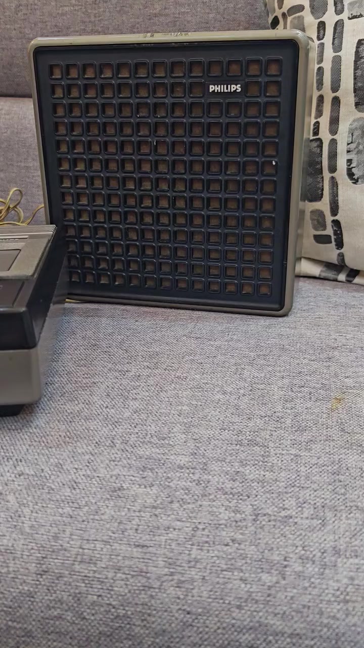 مسجل كاسيت هو طراز Philips N2412 ستيريو. تم تصنيع في السبعينيات (حوالي عام 1976) نظافة 90% للاستفسار *********** يوجد توصيل لجميع المحافظات السعر على الخاص
