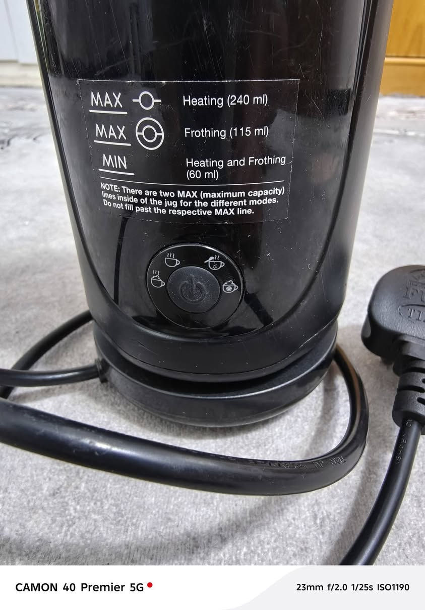 السلام عليكم
للبيع 

خفاقة صانع رغوة الحليب الكهربائي من ماركة برو بريز (Pro Breeze). متعددة المهام 

الوظائف: تسخين الحليب، إعداد الرغوة (باردة أو ساخنة)، وتحضير الشوكولاتة الساخنة.

السعة: تصل إلى 240 مل للتسخين و 115 مل للرغوة.

المميزات: يعمل بزر واحد بـ 4 إعدادات، ويحضر الرغوة في أقل من دقيقة ونصف.

سهولة التنظيف: طلاء داخلي غير لاصق.

اجت بدون كارتون واتصور مستخدمة قليل جدا استخدام نظيف


**إذا كنت صاحب هذا الإعلان وتريد حذفه لأي سبب، رجاءا أرسل رسالة إلى الدعم الفني**