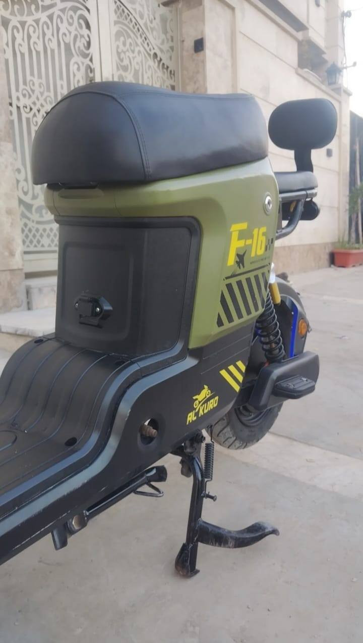 السلام عليكم دراجه شحن F16
دراجه نضيفه وكامله مابيه اي نقص 
5 بطاريات كبار الاصلي
وياه شاحنه الاصليه مالته وبصمه وسويج 
 كهربائيات شغاله 
لايت زنون ثلجي عالي ناصي مري اصلي 
تايرات جدد الدراجه نضيفه جدا والنضافه امامكم

السعر 350 الف 
العنوان بغداد الامين 
رقم الهاتف *********** موجود واتساب
