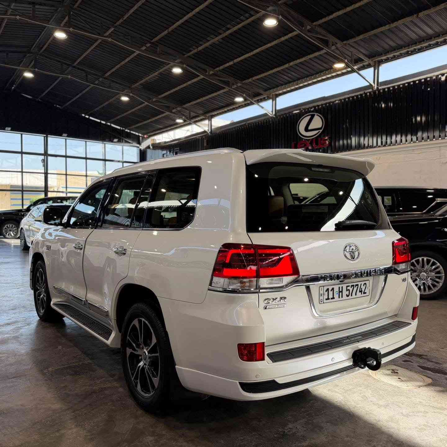 Toyota Land Cruiser
القوة والفخامة بهيبة اللاندكروزر الأصلي 
لاندكروزر فطيم اصل
كراسي كهرباء ثلاث حركات 
(8) ايرباك تنته شومان

✔️ محرك V8 4600 الجبار
✔️ ماشية 83,000 كم
✔️ داخل قرميدي فاخر 
✔️ أداء قوي واعتمادية تويوتا المعروفة

راحة وفخامة مع قوة تتحمل كل الطرق والرحلات

📞 للحجز والاستفسار:
0771457010
السعر  53.000 $


**إذا كنت صاحب هذا الإعلان وتريد حذفه لأي سبب، رجاءا أرسل رسالة إلى الدعم الفني**