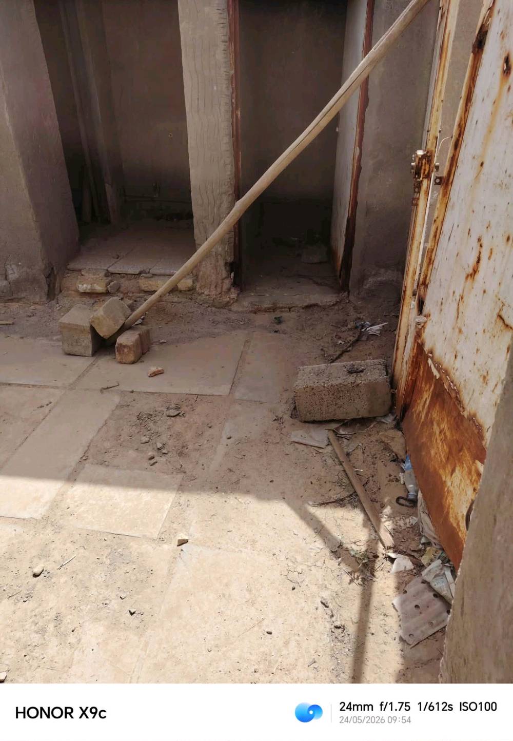 ١٦٥متر بيت بناء قديم يحتاج ترميم او تفلشه وتعيد بنائه  منطقة مجاري وجاي يجهزون للتبليط خيري مقابل الدواجن سعر جدا مناسب التواصل ع الخاص او ع الرقم   السعر ١٧ مليون وبيه مجال بعد ***********