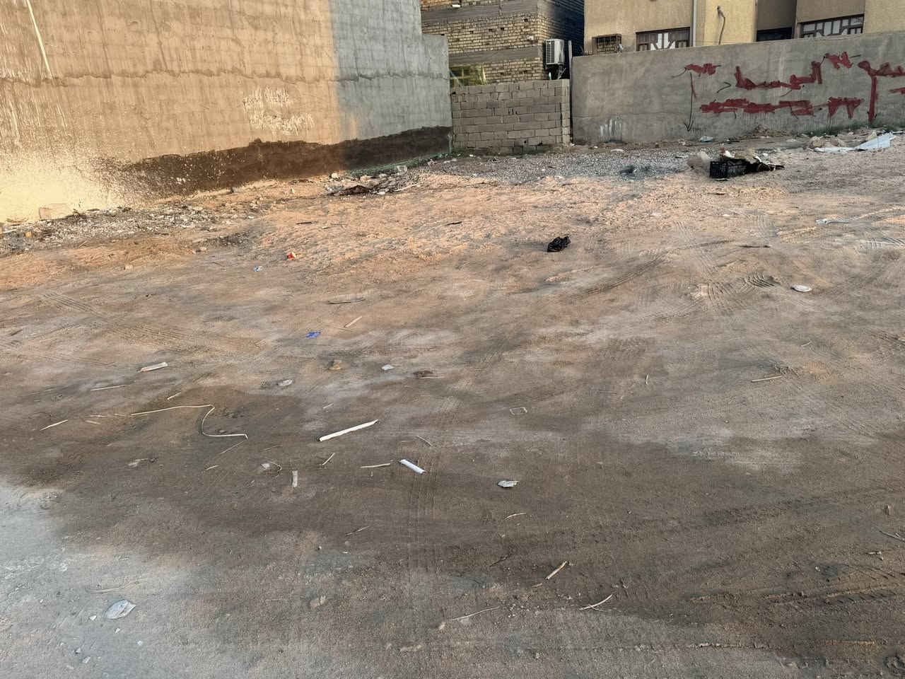 السلام عليكم للبيع فقط قطعة ارض طابو زراعي بمنطقة حي الزيتون سند 25كبل وكالة خاصة باسمك تدخل سهم بالطابو باسم عراقي شرط تتواجه وياه منطقة تعتبر طابو صرف من كد مامرتبة تبليط خدمات كامله مكمله بضهر جامعة الشرق مقابيل السجن والعلوة  مساحته 190 متر تقريبا  المنطقة كله بناء جديد وناس مرتبة كهرباء ماء تبليط ابابك سعره 67وبيه مجال تعتبر مركز مدينة كلشي قريب عليه شارع الوفود 5دقائق عنه والقطعة ثاني قطعة بالمنطقة بصف الركن موقع كلش حلو ومميز ***********
