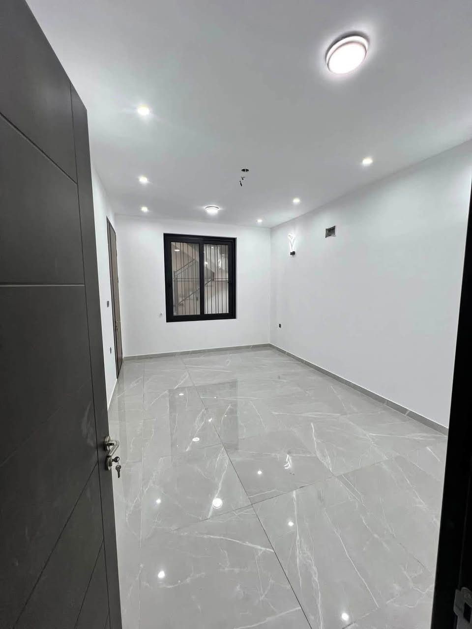 للايجار في السيديه
وحـدتين سكنيه MODREN  مساحه  كل وحده 200M🔸

طابق ارضـي 📌

+طابق اول 📌

مدخليـن للعقـار 🔸

تحتوي كل وحده سكنيه على 3غرف نوم (1سويت) وصاله وهول داخلي وخدمات +كراج في الارضي 

+غرفه Laundry + بلكونه ومنور 2 

مع سسـتم كاميرات🎥 (سخان ماطور +خط كهرباء+خط انترنيت)

معزوله عزل تام ✔️

بدل الايجار الطابق الارضي (مليون 250 الف ) مع مجال بسيط 

بدل الايجار الطابق الاول (مليون و100 ) مع مجال بسيط 

الموقع 📍الضباط قرب شارع المركز 

للاستفسار

***********

***********

متوفر واتساب
