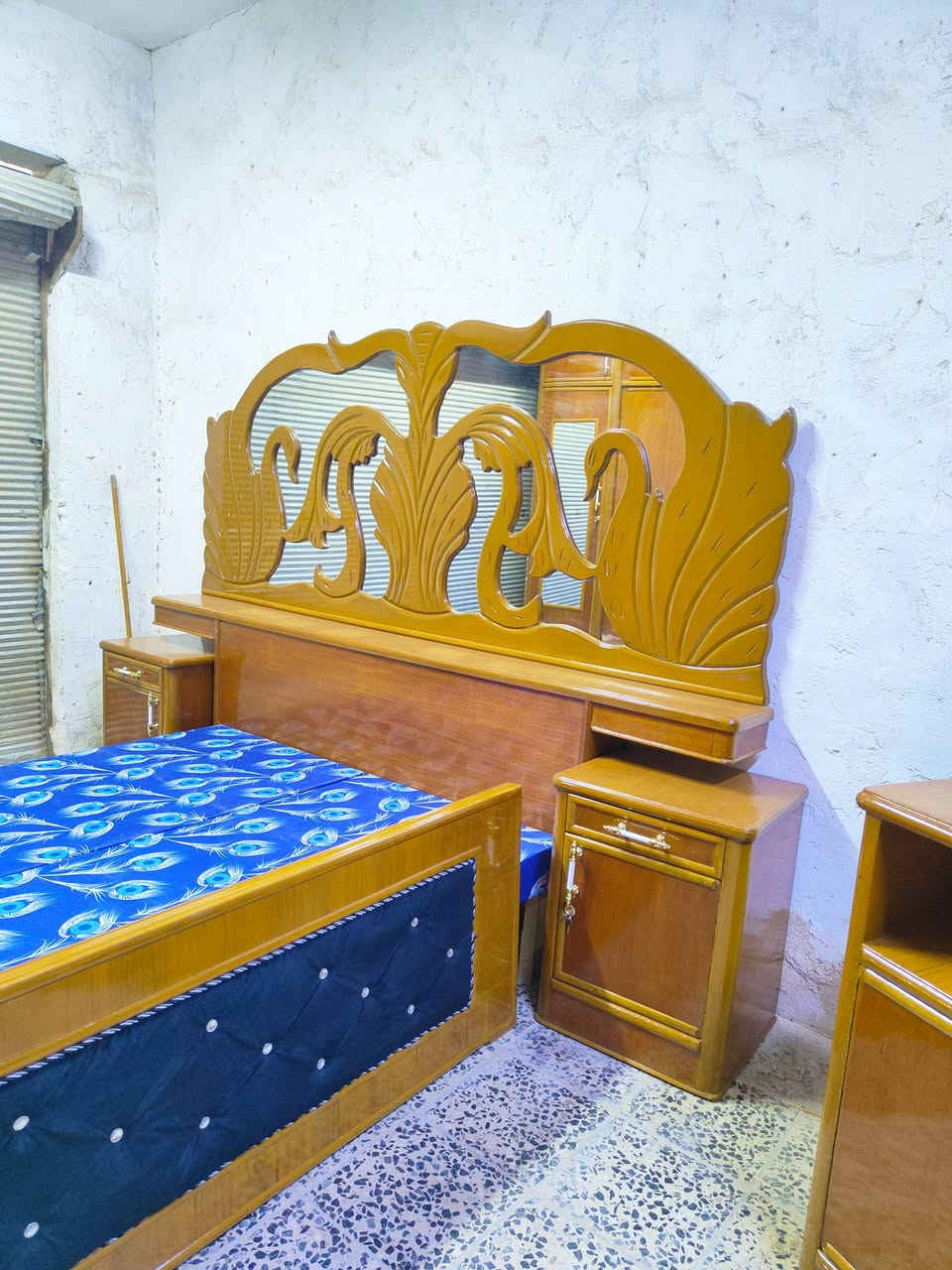 غرفة ام 6 طابقين تزكام صاج نضيفه جدا سعر 950 وبيها مجال الشراي يتصل مكان نجف حي الجزيرة ***********
