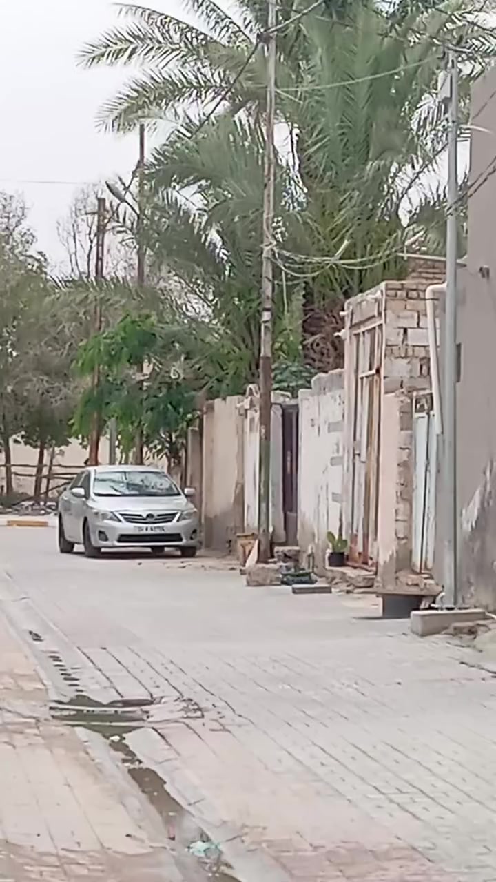بيت للبيع طابو صرف 200م بحي الفرات استقبال كبير وصالة كبيرة وغرفتين ومطبخ وصحياة خارجية وداخلية وحديقة وكراج كبير أيضا التواصل مع الرقم.   ***********   سيد ناطق
