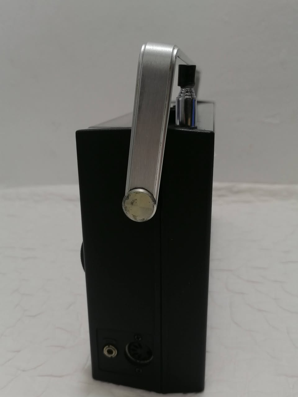 هذا الجهاز هو راديو ترانزستور كلاسيكي من نوع ITT Schaub-Lorenz Teddy automatic 103، وهو إصدار ألماني الصنع يعود لفترة أوائل السبعينيات (تحديداً بين عامي 1972 و1974).
يُعرف هذا الموديل بتصميمه العتيق (Vintage) الذي يجمع بين البلاستيك واللمسات الخشبية على الواجهة الأمامية. 
المواصفات التقنية الرئيسية:
نطاقات الموجات: يدعم استقبال موجات FM (أو UKW)، والموجات المتوسطة (MW)، والطويلة (LW)، والقصيرة (SW).
الطاقة: يعمل بالكهرباء المباشرة (110-240 فولت) أو عن طريق البطاريات (4 بطاريات وسط بقوة 1.5 فولت من نوع AA).
المكونات الداخلية: يحتوي على 11 ترانزستور، ويتميز بوجود هوائي تلسكوبي بطول 80 سم لاستقبال أفضل للموجات.
المنافذ: مزود بمقبس لسماعة الرأس (3.5 ملم) ومنفذ DIN خماسي لتوصيل مسجل صوت أو مشغل أقراص.
الأبعاد والوزن: يبلغ وزنه حوالي 1.2 كجم، وبأبعاد تقريبية 215 × 127 × 70 ملم. 
يُعتبر هذا الراديو قطعة "أنتيك" مميزة لهواة جمع الأجهزة القديمة، وغالباً ما يتم تداوله في أسواق التحفيات المستعملة .
العنوان بغداد - البياع موجود ***********‪ واتساب
