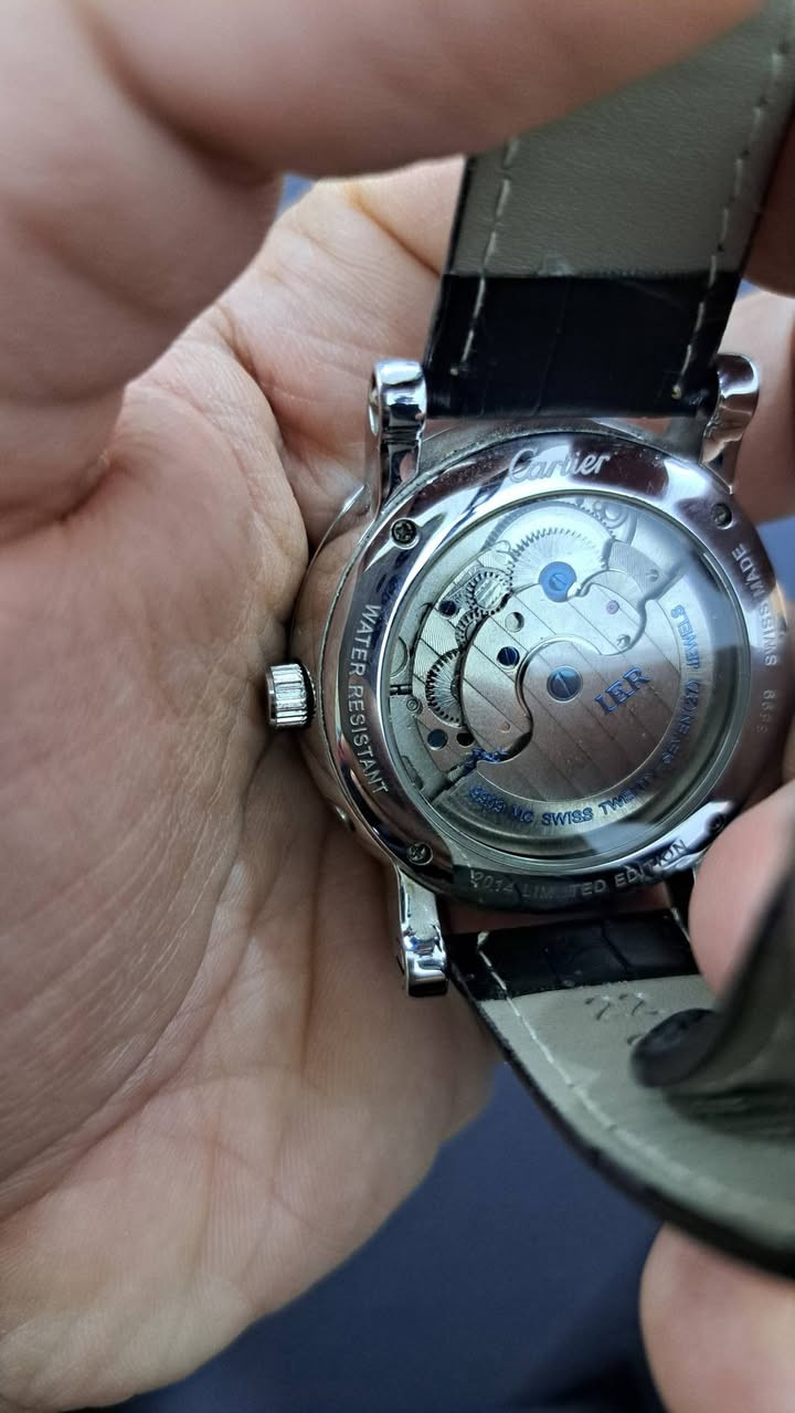 السلام عليكم
ساعه للبيع كلش نظيفه ماركه كاريتر 
اوتماتيك ضد المي


**إذا كنت صاحب هذا الإعلان وتريد حذفه لأي سبب، رجاءا أرسل رسالة إلى الدعم الفني**