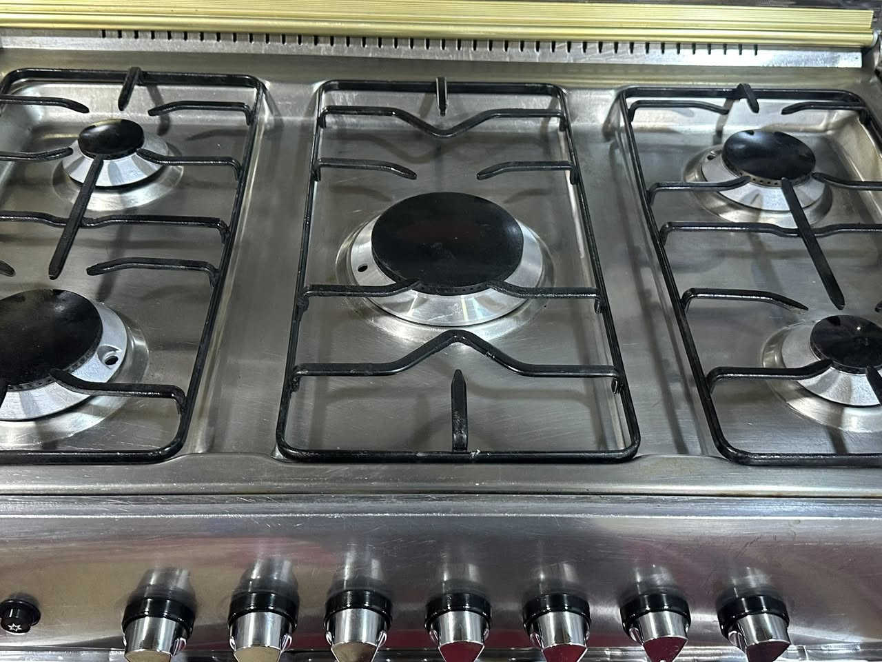 السلام عليكم 
طباخ يونفرسال مصري كله شغال مع الافران نار زركه غراض كاملة افران شغالة عنواني مهندسين قرب العاب ارض بابل السعر 225 وبيه مجال بسيط 
*********** اتصال او واتساب
