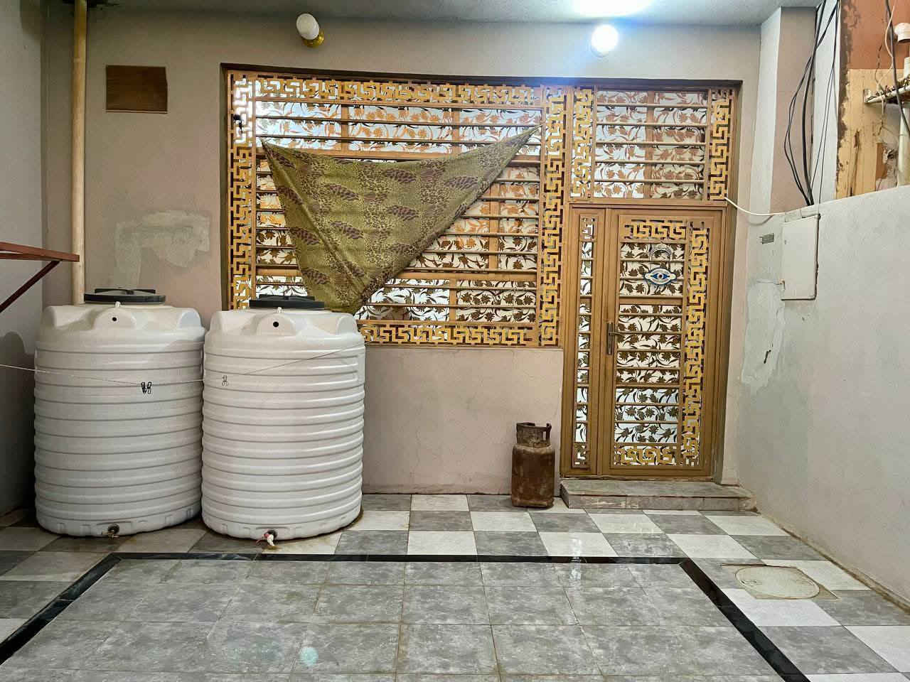 📐 مساحة: 200م حي النداء ....
مجمع بيتي ٢
📜 طابو سند حر – طابق واحد

🔸 المحتويات:
• غرفتين 🛏️
• صالة 🛋️
• مطبخ 🍽️حار وبارد
• استقبال 👥
• صحيات عدد 2 🚿
سطح عدد ٢
مع مخزن جبير 
البيت مرتب ونظيف
السعر ١٢٥ قفل 
للاستفسار اكثر ***********
