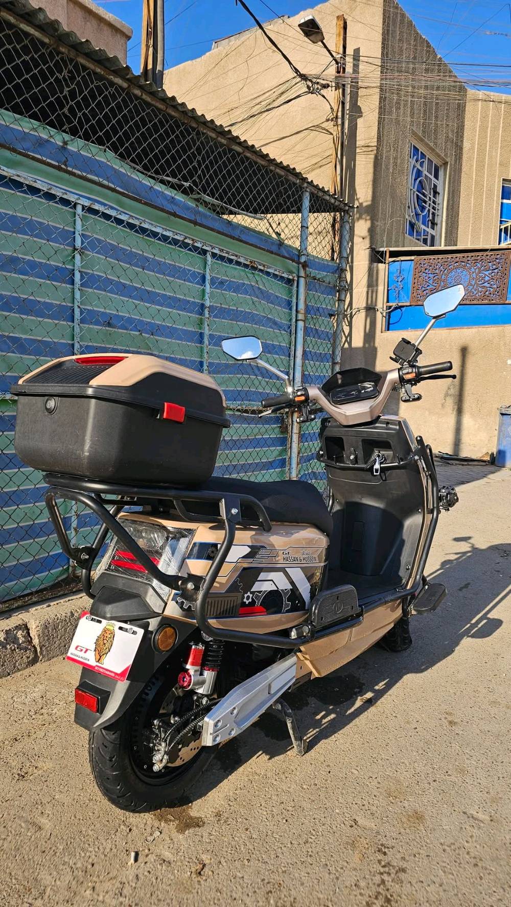 دراجة شحن  مدرعة ولايتات قوية
تاير حجم 90/90/12
ملف 3000  سرعتهة 80_90 km 
تمشيك 60_70 كيلو
بطاريات مسطرة عدد 6 
38 امبير 
مفتاحين وبصمتين
 دراجة نضيفه  
الاستفسار : ***********
مدينة الصدر
سعر ٨٥٠ وبيها مجال