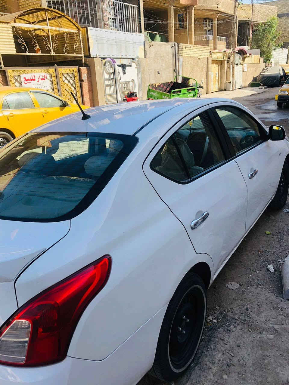السلام عليكم 
نيسان صني هندي بليتة زركة 
موديل ٢٣ 
ماشية ١٢٤ الف (( شلوووون ما ادري )) 
السيارة خير من الله اقتصادية و مرتبة تاخذها و راسك بارد الله شاهد تبريدها يخبل ثلج 
مكفووولة كير و مكينة 
ضربتها صندوق مبدل 
مكاني شارع فلسطين او سبع ابكار 
***********
