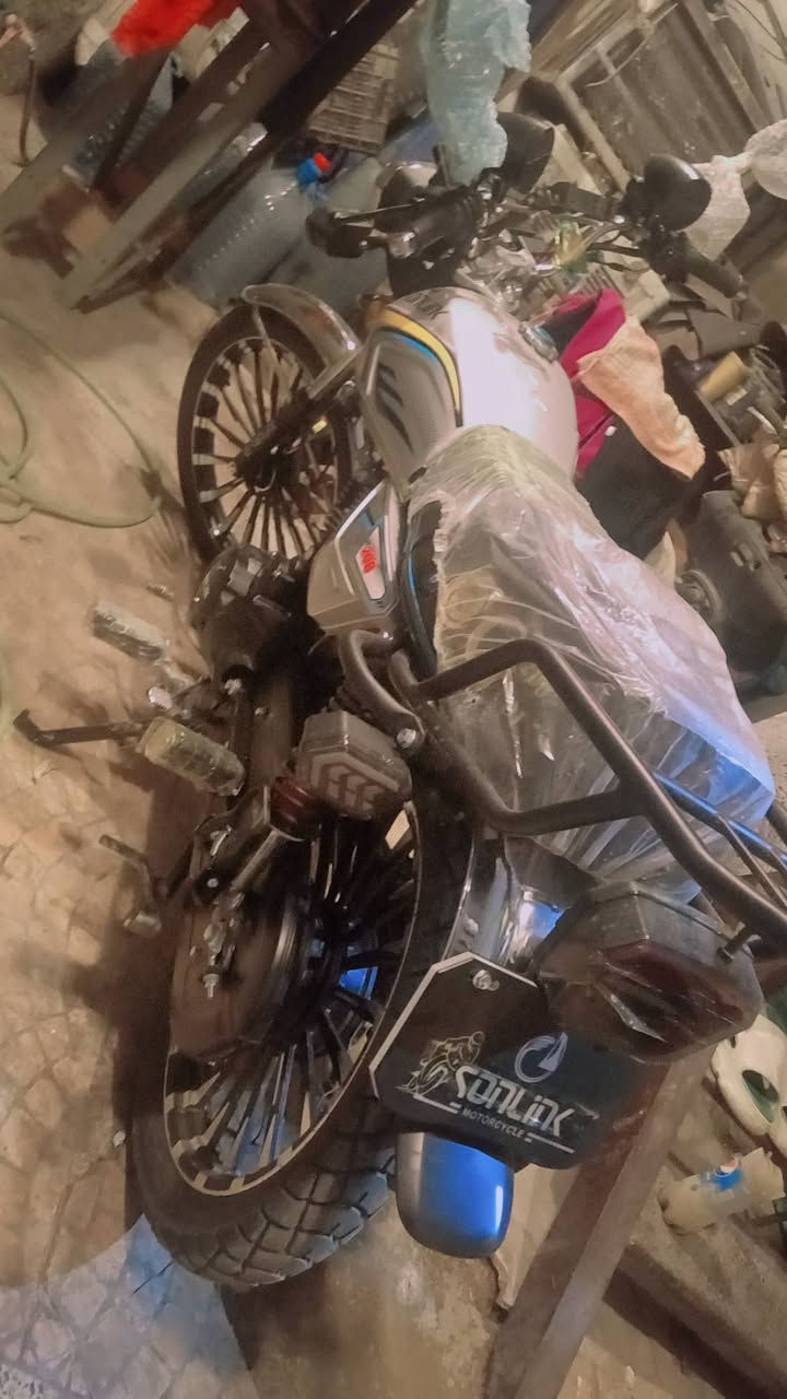 سلام عليكم دراجة ايراني سونك للبيع موديل 2025 يوم 5/1/2026زيرو دراجة مابيها نقص برغي كهربائيات كلها شغالة وبيها بصمتين وسوجين وتشغيل عن بعد ونضام أمان ومكينة زيرو جيب فيتر وتعال افحص  السعر 900بيهه مجال  الف العنوان بغداد ***********
