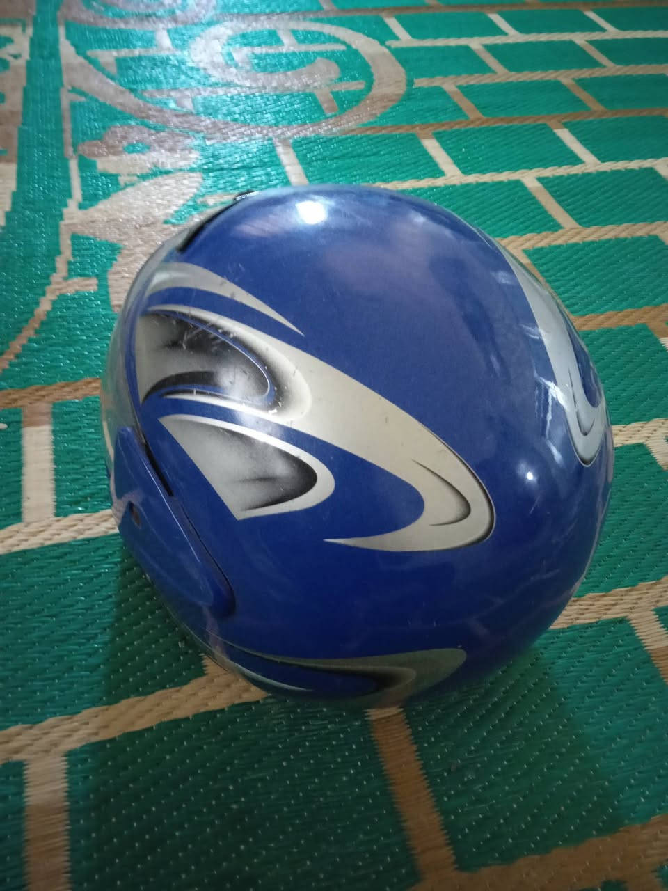 سلام عليكم خوذه لبيع لون ازرق سعر 65 وبيه مجال الاصليه عنوان حله بكرلي القديمه يم مخبز ليمونه رقم الهاتف ***********
