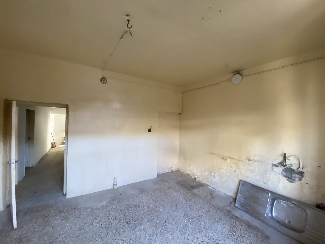 السلام عليكم مشتمل للايجار متكون من مطبخ هول غرفتين نوم صحيات خارجيه وداخليه وبيتونه وسطح جبير 
الموقع حي الامام شارع الجامع اسد الله الغالب السعر 325 الف للاستفسار ***********
