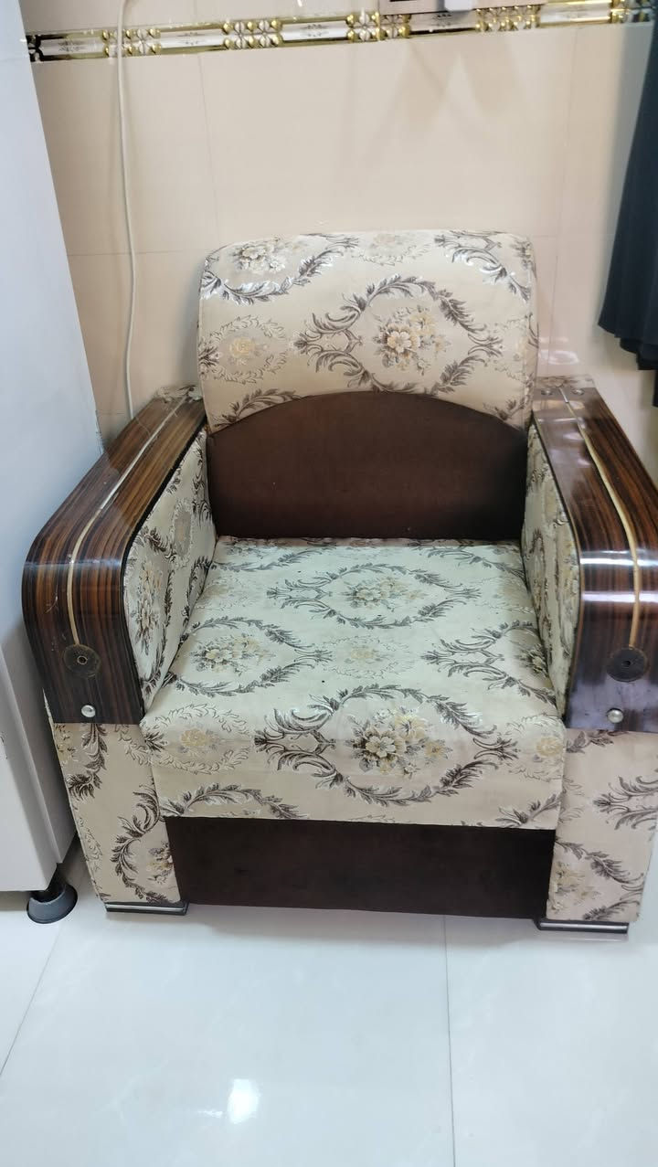 السلام عليكم
قنفات للبيع 5 قطع 2 قنفات كبار وحده وسط و2 كراسي السعر 350


**إذا كنت صاحب هذا الإعلان وتريد حذفه لأي سبب، رجاءا أرسل رسالة إلى الدعم الفني**