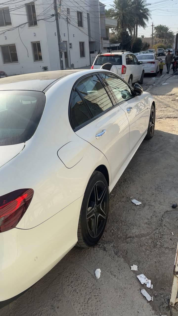 السلام عليكم مارسيدسe300 ٢٠٢٣ كت اي ام جي اصل الكترك ماشيه ٣٢ الف بيهه صبغ جاملغ وصندوق خلفي السياره فول وجديده جدا *********** مكان السياره حي الخضراء
