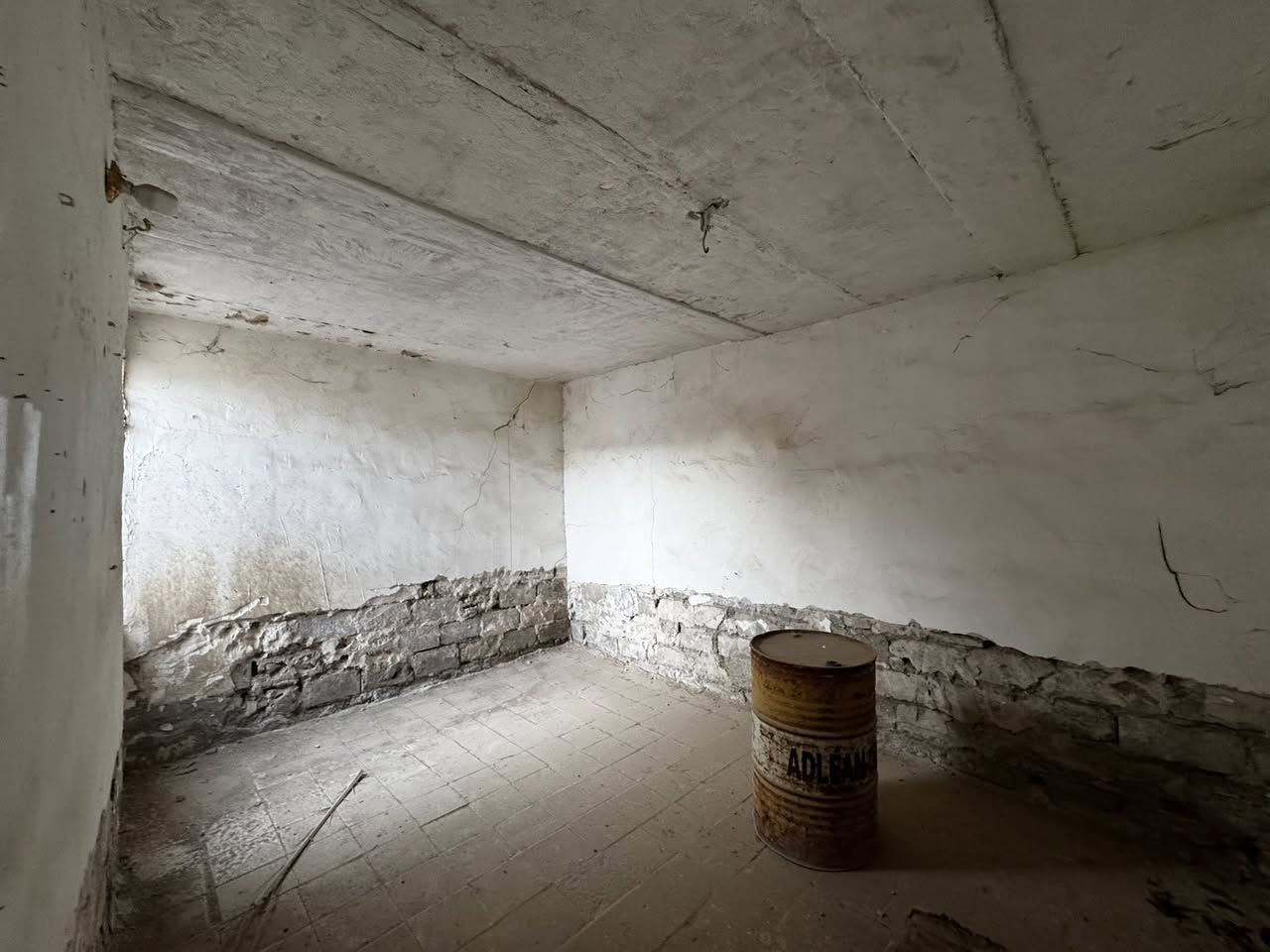 السلام عليكم بيت للبيع يحتاج ترميم مساحته 75 متر في حي ناصر  يحتوي على صاله وغرفه ومطبخ وحمام للاستفسار اكثر اتصل على الرقم ***********
