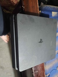 بلي 4 سلم نضيف ممفتوح حسب ما موضح بصوره مهكر مع جويستك جديد تجاري مع ٥...