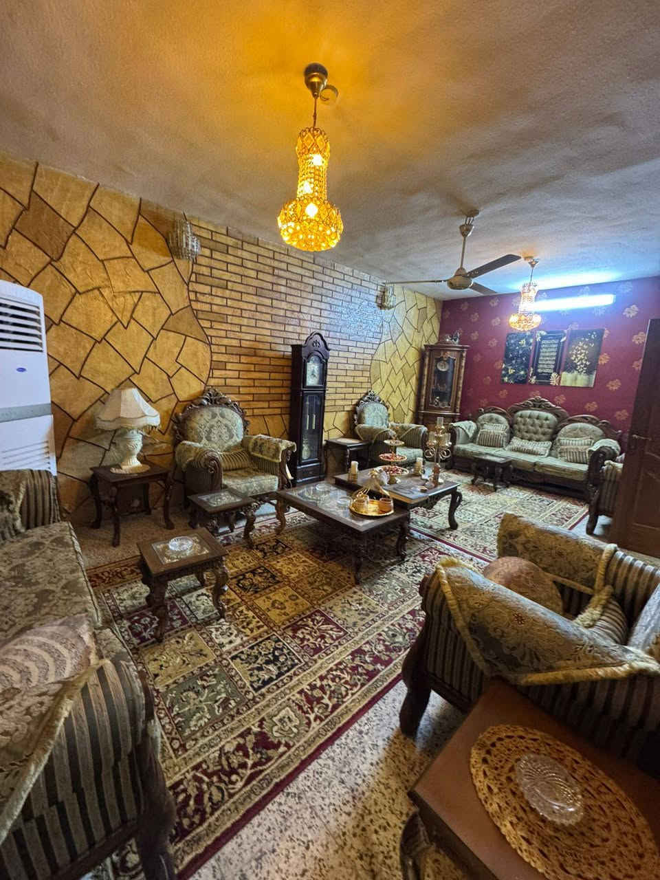 السلام عليكم
بيت 300 متر بصف الركن شارع 15  للبيع طابقين 
الطابق الاول يحتوي على استقبال وصاله ومطبخ وغرفه نوم وحمامين والطابق الثاني يحتوي على غرفتين نوم ومخزن وحمام وسطحين العنوان شهداء البياع شارع المضخه الثاني من افضل مربعات شهداء البياع للاستفسار الاتصال واتساب او خاص على الرقم ***********
