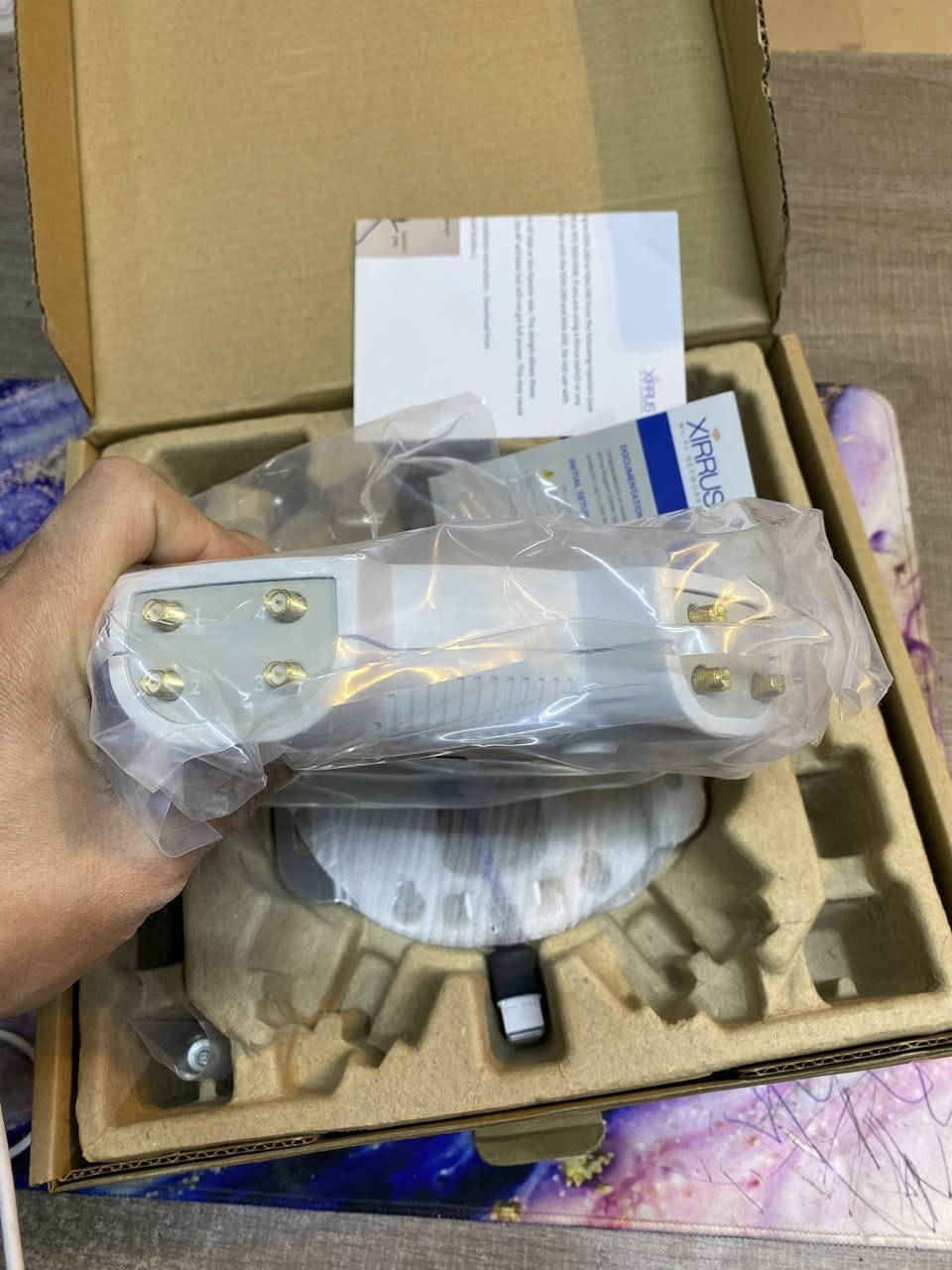 هذا الجهاز هو نقطة وصول واي فاي (Wi-Fi Access Point) من شركة Xirrus (المملوكة حالياً لشركة Cambium Networks).
بشكل أدق، هذه الأجهزة تُسمى "مصفوفات واي فاي" (Wi-Fi Arrays)، وهي تختلف عن الراوتر العادي الذي نستخدمه في البيت لأنها مصممة لتحمل أعداد هائلة من المستخدمين في نفس الوقت.
إليك أهم مواصفات واستخدامات هذا الجهاز:
1. الاستخدام الأساسي
يُستخدم في الأماكن التي تشهد ازدحاماً كبيراً، مثل:
• قاعات المؤتمرات والجامعات.
• المطارات والملاعب.
• المكاتب الكبيرة والشركات.
2. ميزته عن الراوتر العادي
بدلاً من وجود جهاز واحد يبث إشارة واحدة، يحتوي هذا الجهاز بداخل الهيكل الأبيض على عدة أجهزة راديو (Radios) (تلاحظ مكتوب عليه IAP1, IAP2, IAP3.. إلخ)، مما يسمح لمئات الأشخاص بالاتصال بالإنترنت في وقت واحد دون أن تضعف السرعة أو ينقطع الاتصال.
3. طريقة التشغيل
• هذا الجهاز يحتاج إلى سلك إيثرنت (LAN) قادم من "سويتش" يدعم خاصية PoE (الطاقة عبر الإيثرنت)، لأنه غالباً لا يحتوي على قابس كهرباء عادي، بل يأخذ طاقته من سلك البيانات نفسه.
• يحتاج إلى إعداد (Configuration) من خلال برنامج إدارة خاص بالشركة المصنعة (Xirrus Management System).


**إذا كنت صاحب هذا الإعلان وتريد حذفه لأي سبب، رجاءا أرسل رسالة إلى الدعم الفني**