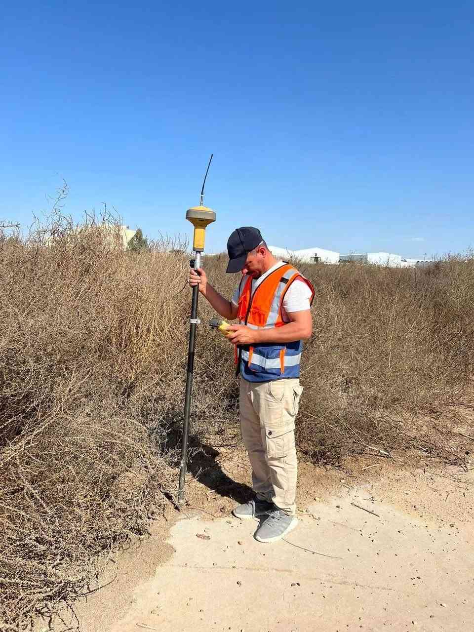 📢 إعلان هام: فتح باب التسجيل في دورات أجهزة المساحة الحديثة 📐🏗️
مع بداية العطلة الصيفية، الفرص كثيرة... لكن الفرق في "قمة الإتقان الهندسي" هو أننا نختصر عليك سنوات من التخبط في المواقع! نحن لا نعلّمك مجرد "أزرار" على الجهاز، بل نزرع فيك "عقلية المساح الماهر" القادر على إدارة أي موقع بثقة.
الدورة مصممة بالكامل لتكون محاكاة حقيقية لواقع العمل الميداني وتتضمن المحاور التالية:
🛠️ المحاور الاحترافية للدورة المتكاملة:
1. احتراف أجهزة الـ Total Station:
 التدريب العملي على أحدث الموديلات التي تطلبها الشركات الكبرى في السوق العراقي (مثل Leica TS03 و Leica 06 Plus).
 اتقان ضبط الأجهزة والتسامد (Leveling & Centering) بسرعة واحترافية عالية تحت أي ظرف ميداني.
2. التطبيقات المساحية الميدانية:
 الرفع المساحي (Surveying): كيفية رفع البيانات بدقة من أرض الواقع وتحويلها إلى المكتب.
 التسقيط / التوقيع (Stake-out): نقل المخططات الهندسية من الورق إلى الموقع بدقة متناهية (للأبنية، الأعمدة، والجسور، والطرق).
 برامج الـ COGO المتقدمة: حساب المساحات، المسافات، والتقاطعات مباشرة داخل الجهاز.
3. إدارة البيانات المكتبية (Office Work):
 احتراف سحب البيانات وتصديرها من الجهاز، معالجتها، وتحويلها إلى خرائط هندسية مفهومة ومطابقة للمواصفات.
4. ربط العمل بالواقع الميداني العراقي:
 شرح حقيقي وعملي للمشاكل والأخطاء الشائعة التي تواجه المهندس والمساح في مواقع العمل داخل العراق، وكيفية حلها تقنياً وفورياً.
🎓 شروط الانضمام (نستقبل النخبة فقط):
للحفاظ على جودة التدريب والتركيز العالي لكل متدرب، المقاعد محدودة جداً وتستهدف الدورة:
 المهندسين بكافة اختصاصاتهم (مدني، طرق وجسور، ري، وغيرها).
 خريجي المعاهد التقنية.
 طلبة الكليات الهندسية والمعاهد (المقبلين على التخرج).
🎁 هدية العطلة الصيفية ودعم الطاقات:
💥 خصومات خاصة وحصرية للطلبة تصل إلى (30%) لدعمكم في تطوير مهاراتكم وبناء سيرة ذاتية قوية قبل التخرج ودخول سوق العمل.

 الموقع: الموصل - الجانب الأيسر
 للتواصل والاستفسار المباشر عبر الهاتف أو الواتساب:
 📞 ***********
 📞 ***********
🚀 مستقبلك المهني يبدأ من الإتقان العملي... احجز مقعدك الآن !
