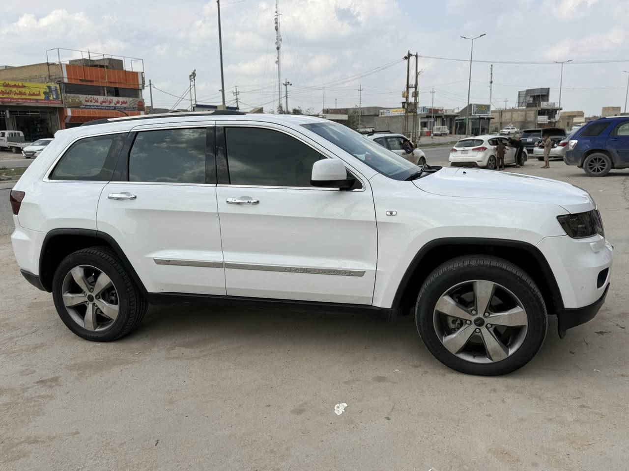 السلام عليكم 
جيب شيروكي الون ابيض رقم بغداد فول مواصفات واحد ع واحد كفاله عامه عدا شويه صبغ بلجاملغ الخلفي موضح بلسونار  لمتد تحويل مباشر  موديل 2013
جكات تصعد وتنزل بنوراما مري قلاب بصمه 
كشنات جلد انضمة قياده حساسات امامي خلفي 
كامره دواره بصمات ابواب وبصمة جنطه 
السياره خليجي كشنات كهرباء تبريد تدفئه بلكشنات منحدرات 4 ويل السياره جاهزه من كولشي الف مذب عليهه 
السونار بلمنشور مكاني كربلاء ***********
