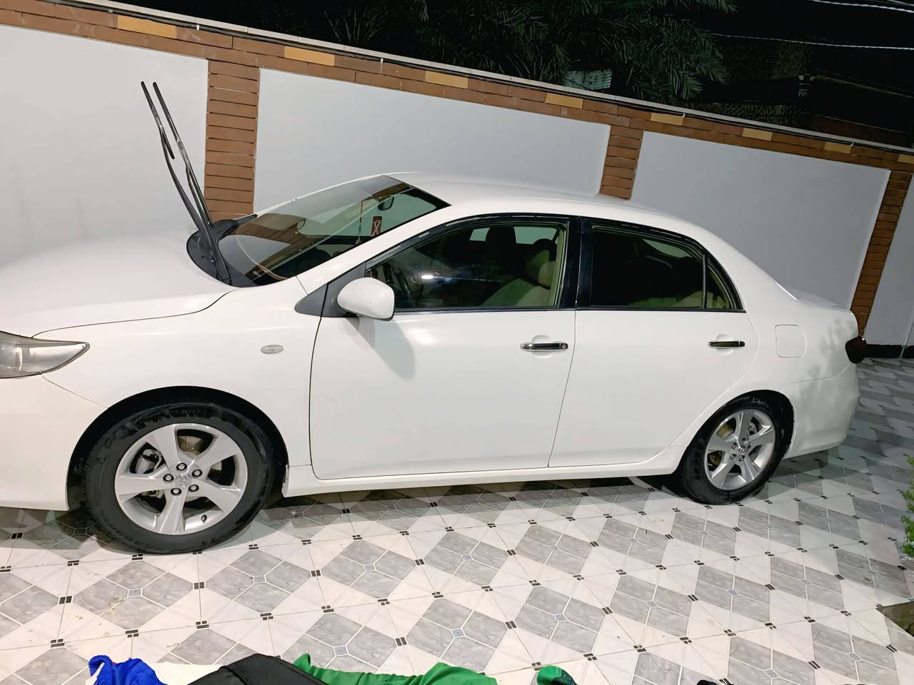 السلام عليكم للبيع كورلا موديل 2013 رقم بغداد بسمي خليجي محرك كير حداديه كله جديد تبريد ثلج بيه صبغ حزام مكان بابل حله الاتصال  *********** السعر  120 وبيه مجال
