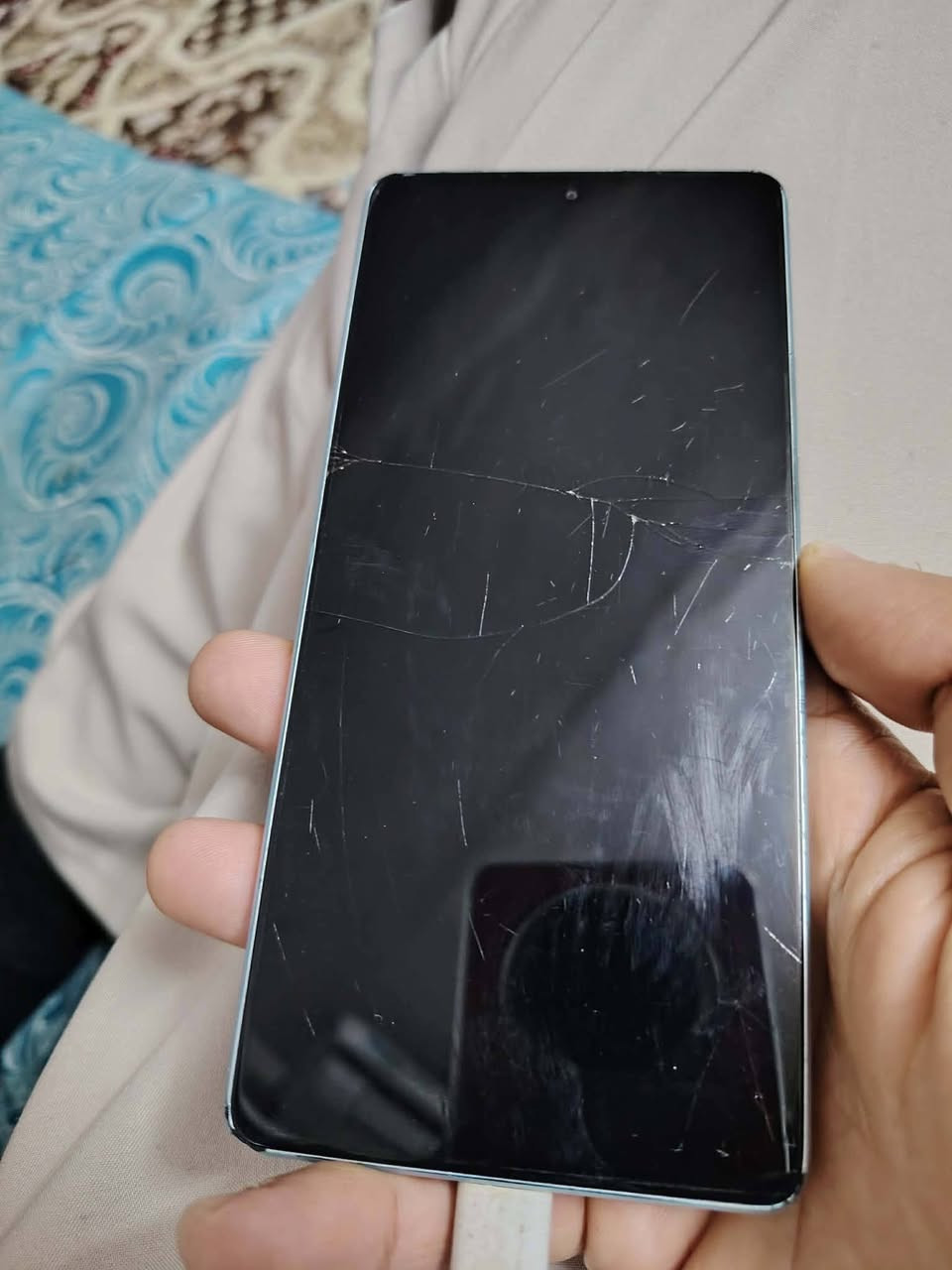 بوكو اف فايف فايف جي جهاز غني عن التعريف معالج سناب دراجون جين 2 ذ 256 عشوائية 12 شاشة بيها فطر موضع بلصورة كلة شغال اي خلل مابي شاسة اكفلها الك لا تشمر ولا تعلك مراوس شعندك جهاز 120 فريم نزل رقمي *********** 
متواجد
