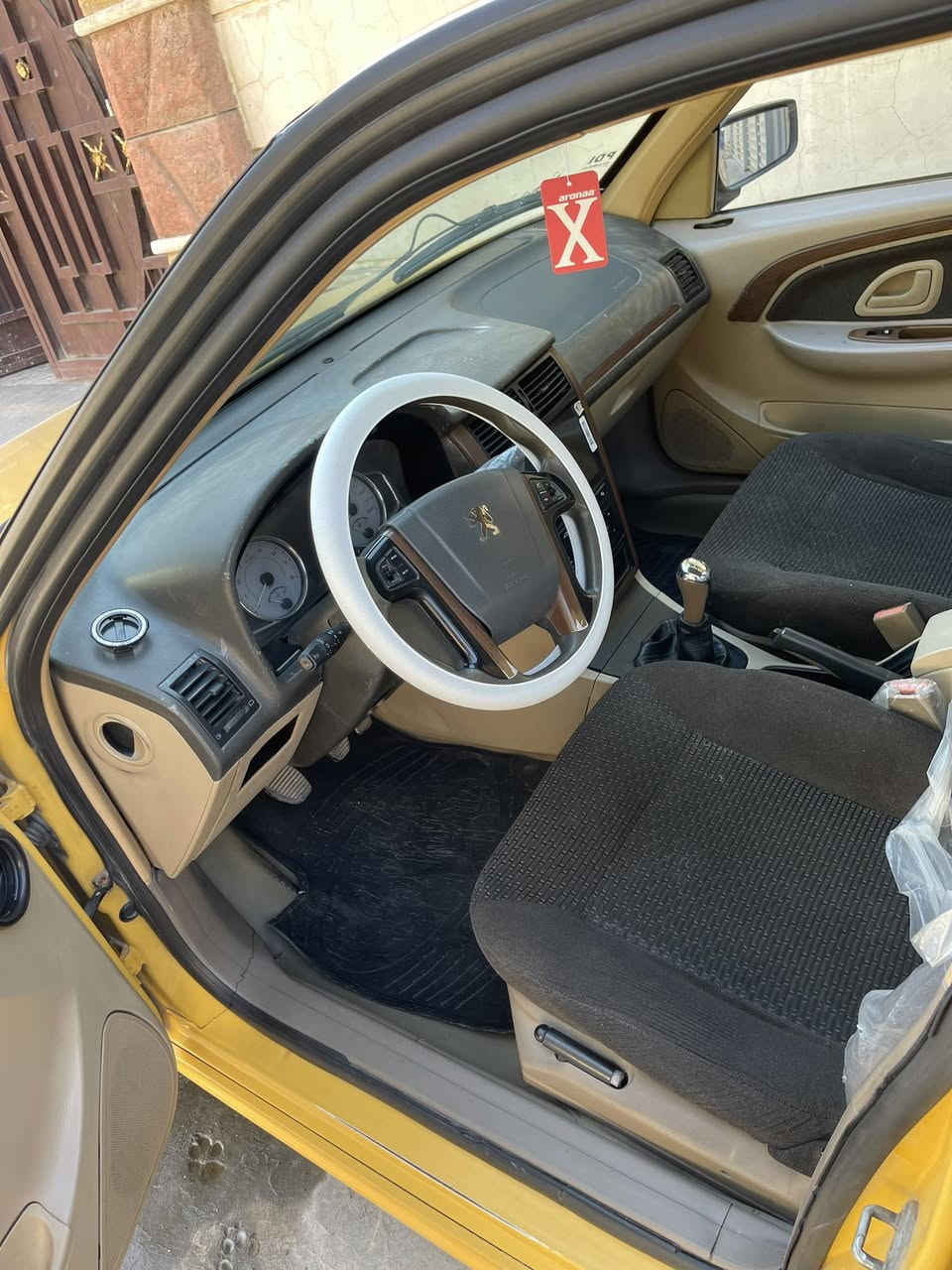 السلام وعليكم 
بيجو بارص 2017
رقم دولي هزه جديده مصفره
السياره كير محرك جدد 
صدر امامي جديد
تبريد شغال 
تخم تاير نضيف 
السياره ضربته خشم مال جاملغ 
ما بيها اي نقص 
السعر 61 ورقه وبيها مجال بسيط 
عنواني بغداد الدوره
***********
