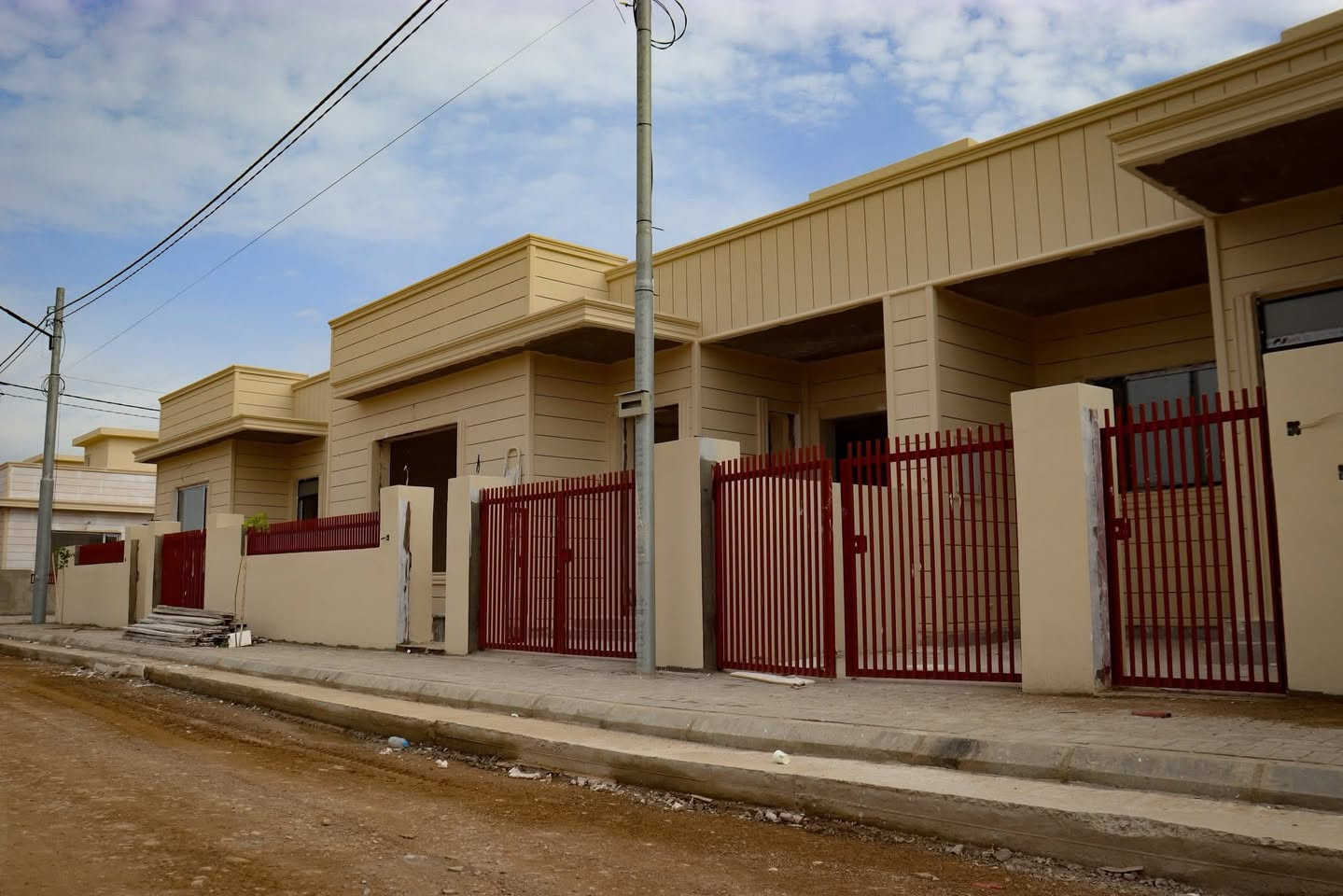 السلام عليكم.. يوجد بيت للبيع في مجمع راسان السكني مساحة 200 متر
 البيت جاهز للسكن وباقي عالاستلام 
بنظام الاقساط 
للاستفسار ***********

