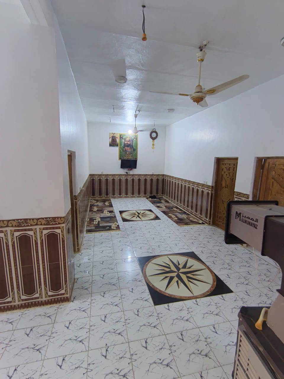 سلام عليكم 🖐️
بيت للبيع طابو زراعي مساحه300م يحتوي على 3غرف ومطبخ صاله وبراني وكراج وصحيات داخليه وخارجيه 
الموقع دواره الخزاعل قرب الجامع 
للتواصل صاحب البيت ‏‪***********‬‏
