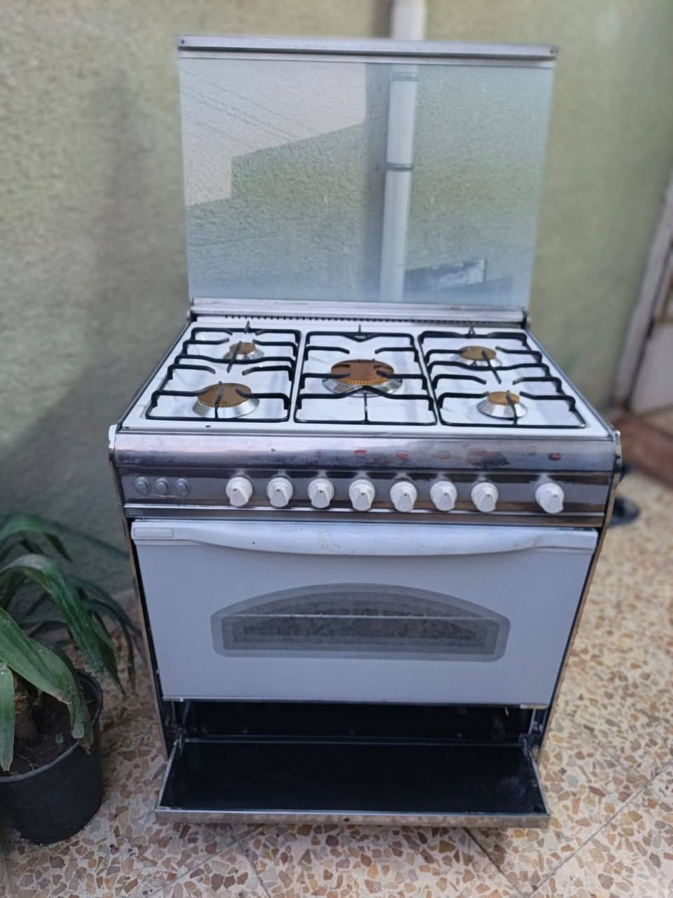 طباخ يونيفرسال مصري ابيض خمس عيون افران منفصله شوايه وكلوب كله شغال تاخذون على الفحص قياسه 60×90  للبيع الاستفسار خاص او رقم *********** وتساب
