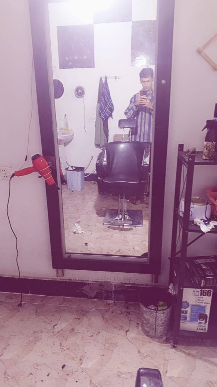 ديكور حلاقه مستعجل ع بيع ورجائن لموه شراي لايراسلني كرسي حلاقه سعره 130قفل مرايه زائد ميز طويل مترين سعر 100 مكاين ستخدام بس شهر ثنينهن ب100  ورجائن لموشراي لايجي يعاملني موجود وتساب فقط ***********
