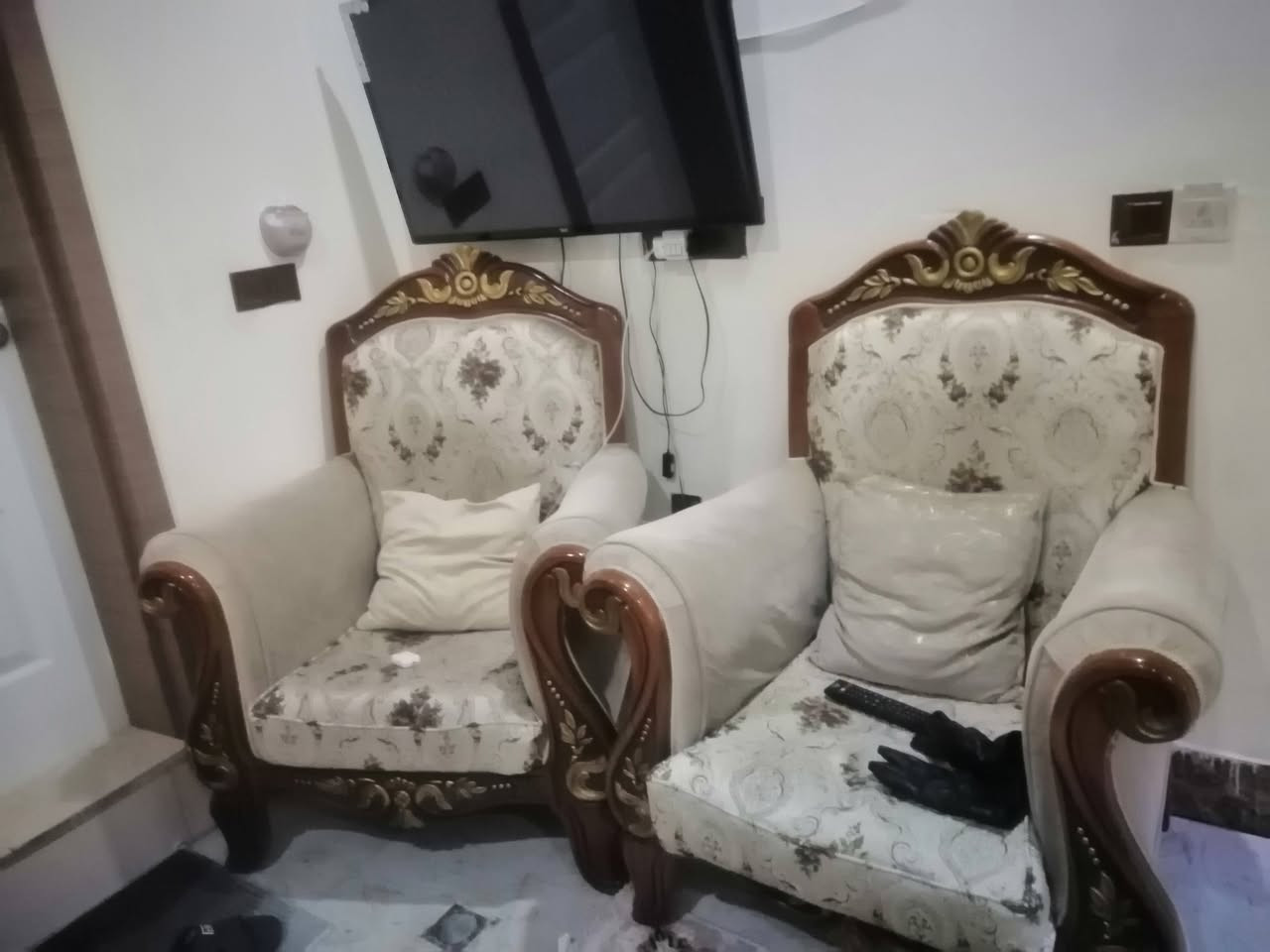 السلام عليكم نص تخم للبيع نظيف سعر 150 وبي مجال بسيط ثلاجه للبيع السعر 200 وبيها مجالس***********
