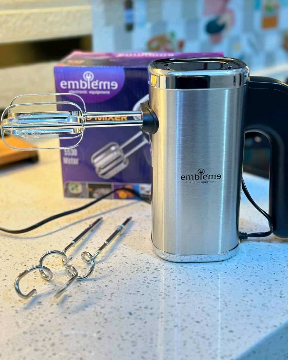 خفاقة إمبليوم – الاختيار المثالي لكل مطبخ!
المميزات:
 • حجم كبير لسهولة الاستخدام.
 • غلاف خارجي من الستانلس ستيل عالي الجودة – متين وأنيق.
 • 4 ملحقات متعددة الاستخدام للخفق والعجن.
 • ماطور قوي مع ملف نحاس لضمان الأداء العالي وطول العمر.
 • 5 سرعات لتلبية جميع احتياجاتك في المطبخ.
 • قدرة حقيقية: 300 واط.
• متانة وقدرة عالية تختلف عن باقي الانواع 

 

