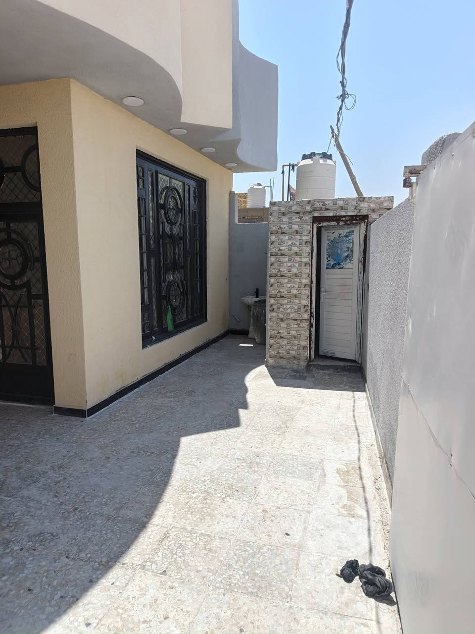 السلام عليكم بيت للبيع في حي الحكيم قرب صفحه معمل الاوكسجين قرب فرن العلم البيت مساحه ٢٠٠م الوجه10والنزال20 البيت البناء طابوق مرقم بلديه يحتوي البيت على غرفتين نوم وصاله ومطبخ واستقبال وصحيات داخليه وخارجيه السعر ٥٧ مليون للاستفسار اتصل على الرقم أو واتساب ***********
