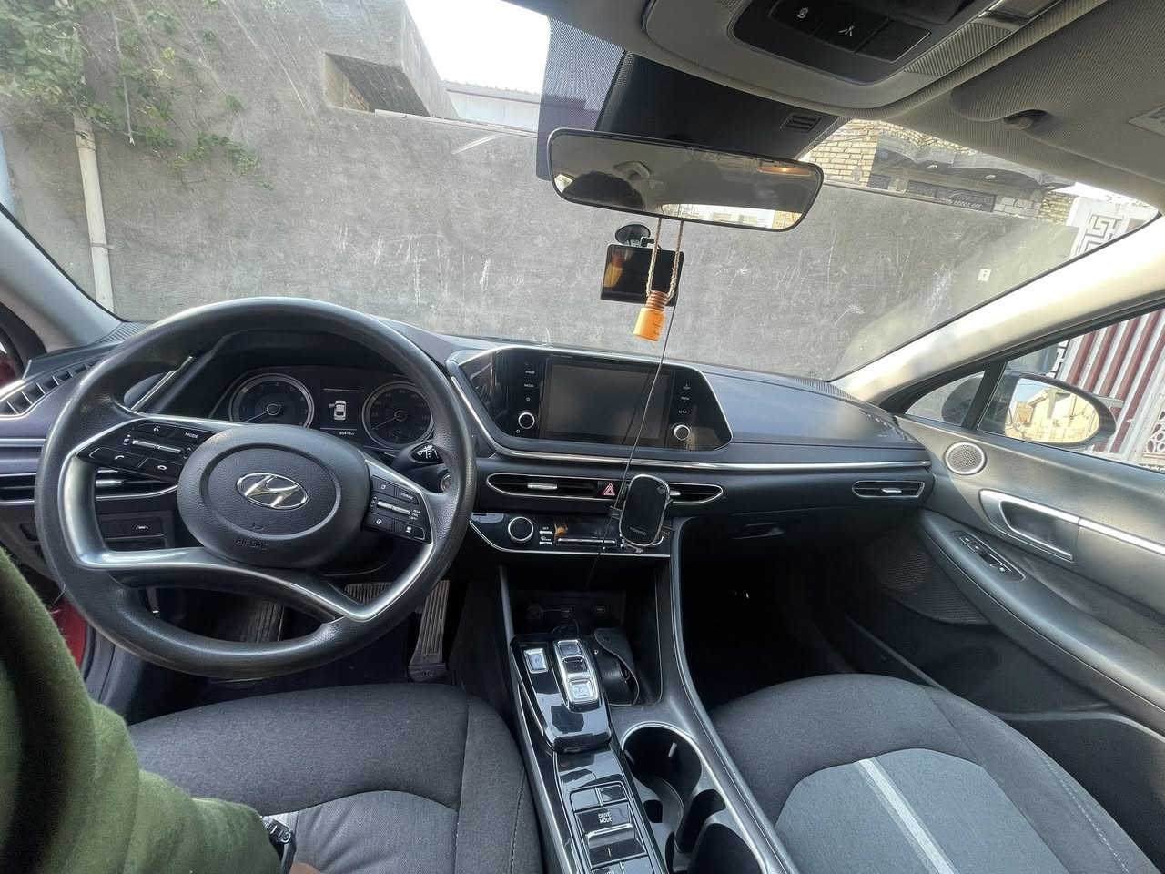 السلام عليكم سوناتا موديل ٢٠٢١ ماشيه ٦٥ بدون ايرباك حادث جانبي فقط من الخارج جاملغ امامي وباب السايق مواصفاته معروفه مكانها بابل شارع ٨٠ 
السعر ١٥٠ 
للاستفسار ***********
    ***********
