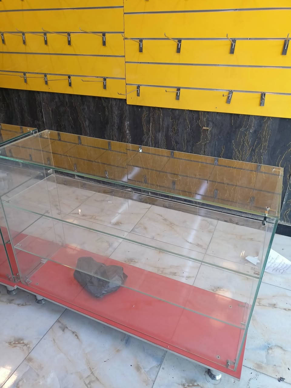 سلام عليكم غراض محل اللبيع التواصل: ***********
