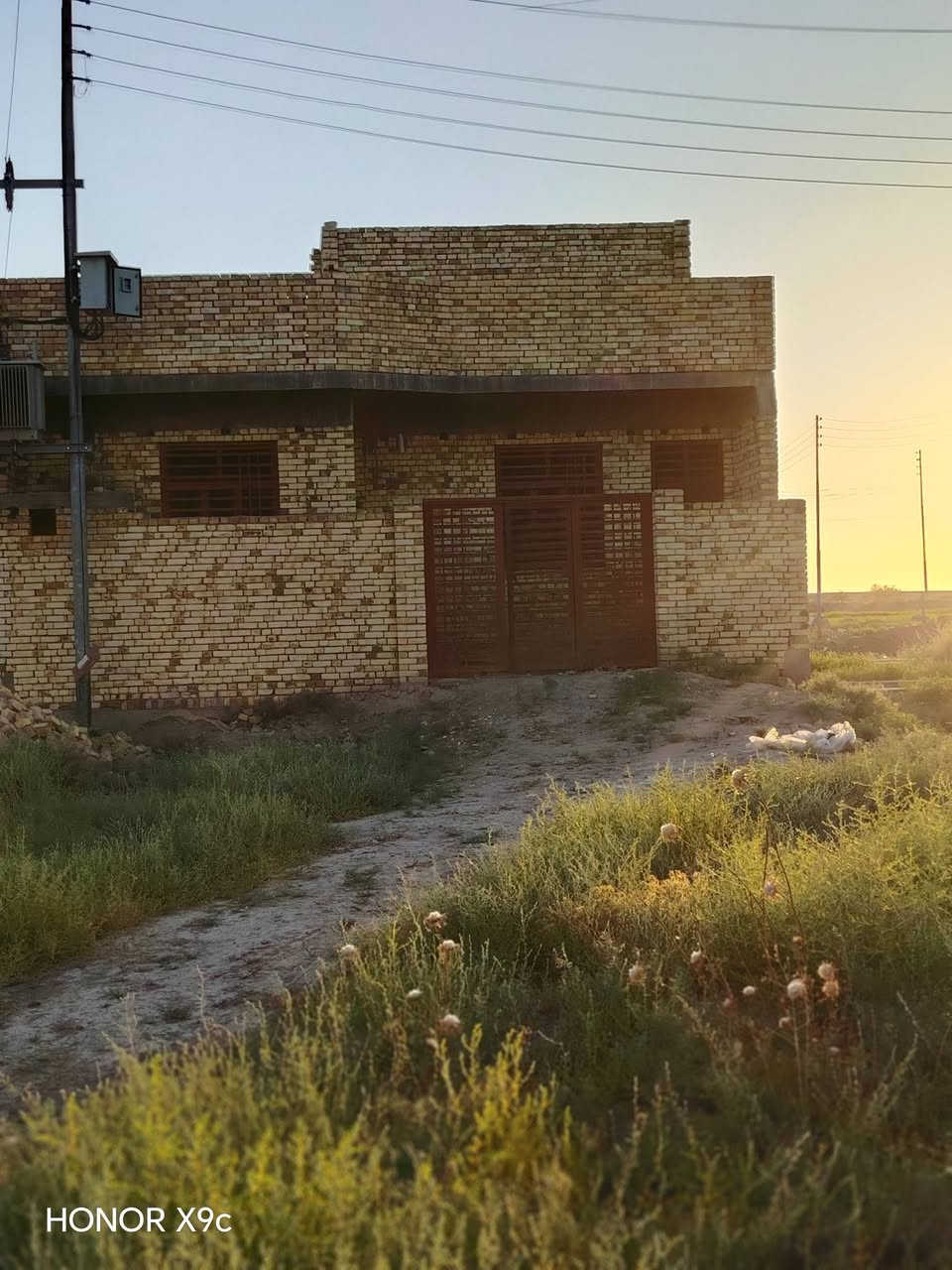 السلام عليكم هيكل  للبيع حقل بالثالث  قرب الشارع العَام  مساحه ١٢٥ مربع رقم قطعة ٤٠٥٤ رقم موبايل ***********
