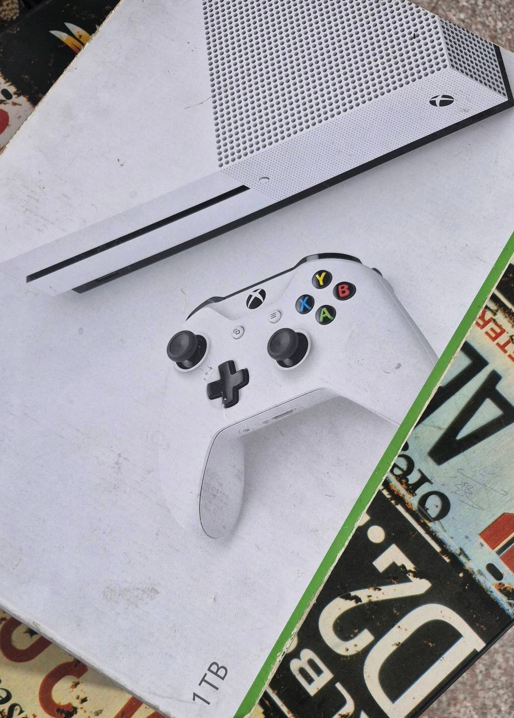 اكس بوكس ون اس للبيع واحد تيرا 
xbox one s 1t
ملحقات كاملة كيبل + hdmi 
من دون جوستيك + اعتقد جهاز بيه مشكلة قارء اقراص
 عنواني بغداد الزعفرانيه 