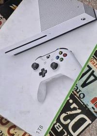 اكس بوكس ون اس للبيع واحد تيرا  xbox one s 1t ملحقات كاملة كيبل + hdmi...
