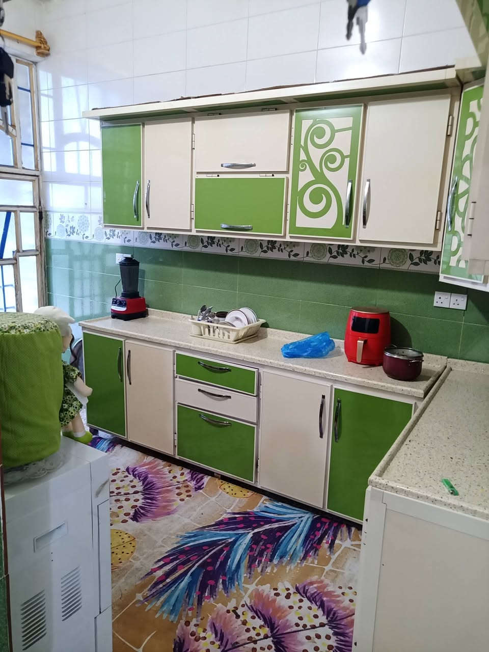 الدار للبيع المساحة 130م كونكريت مسلح طابو صرف باسمي طابق واحد بيتونة مفتوحة يتكون من غرفة نوم كبيرة ومطبخ وصالة كبيرة واستقبال وصحيات العنوان حي الشهداء السايدين قرب مول سيد جابر الاتصال على الرقم ***********
