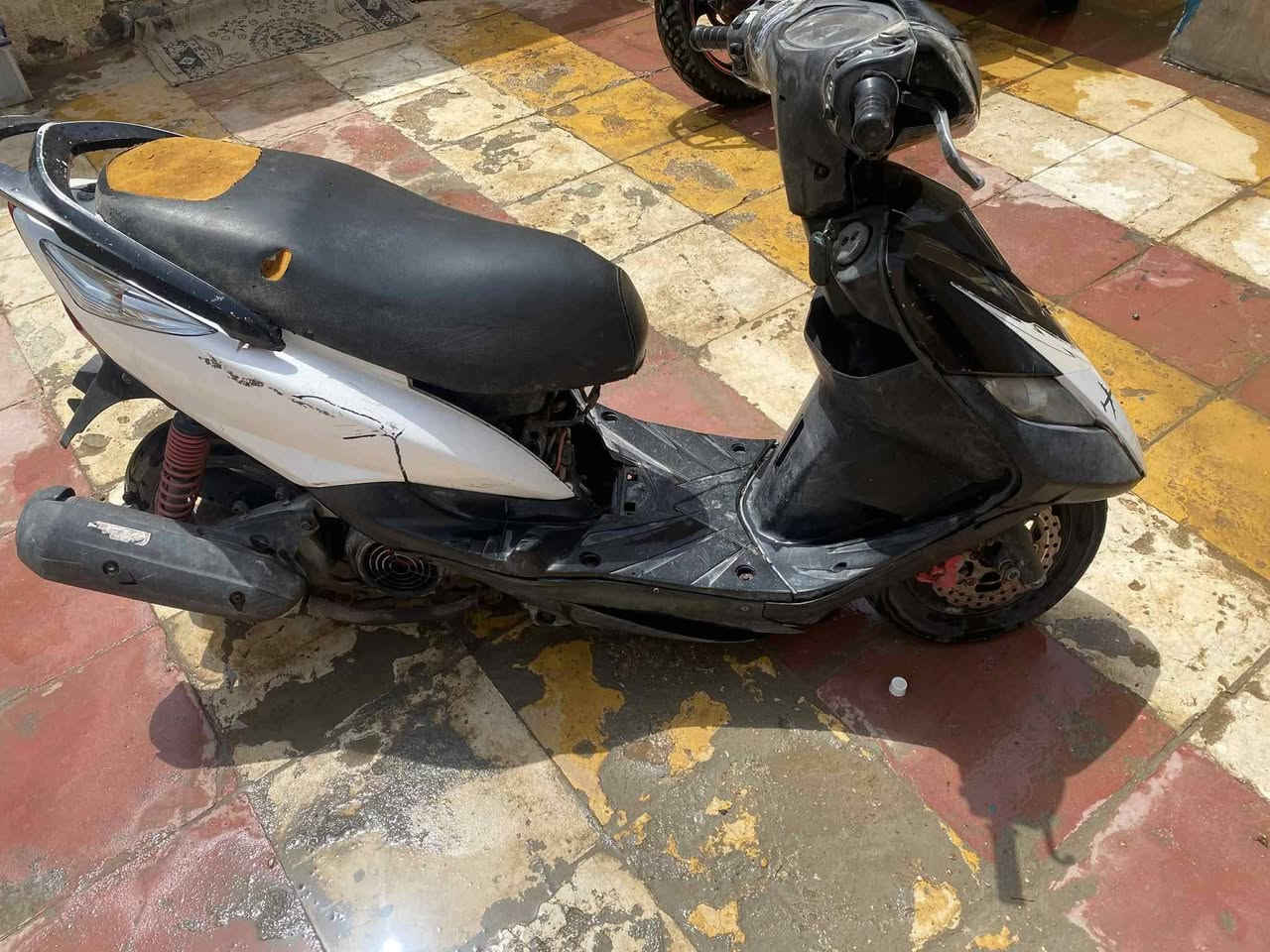 سلام عليكم دراجه للبيع شغاله بس بيع كوم حديد أو رخيصه سعر 75 او بيهة مجال ***********
