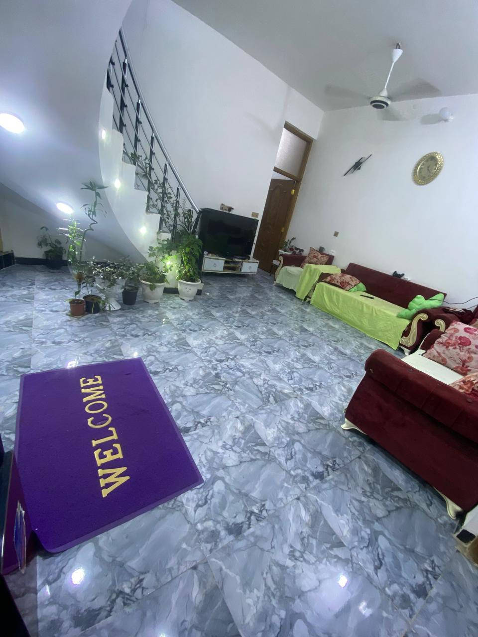 ‏السلام عليكم 
‏🏠 بيت زراعي في المنطقة خلف كراج غسل حسن طماطة على  قرار ١١٧
1️⃣ البيت يتكون من استقبال ومطبخ 
2️⃣الطابق الاول غرفة نوم سويت وصحيات
3️⃣الطابق الثاني ٣  غرف نوم وحده سويت مع صحيات وبيتونه كبيره
4️⃣كراج سياره كبير مع حديقة وصحيات خارجية

السعر خاص اواتصال 👇‬

***********
***********
