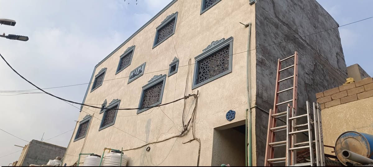للبيع عماره تحتوي على ٦ شقق مؤجره مكانها البصره العاليه مركز المدينه . . وارد الإيجار بالشهر ٢ مليون  . . يعني مشروع استثمار مربح وجيد وبالعافيه عالياخذهه . .  العماره طابو صرف . . بناء سنة (2023) تحويل ثاني يوم بإسم المشتري . . 
للإتصال : *********** واتساب .
